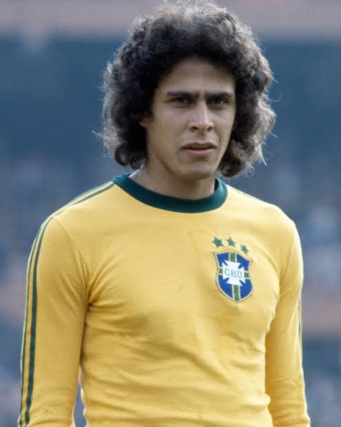 VascaumdaGama's tweet photo. @JoseLui66117050 @usuarionx0 @AnamnesisF Roberto Dinamite é o maior artilheiro de todos os tempos do Campeonato Brasileiro, do Campeonato Carioca, disputou Copa do Mundo com a seleção brasileira. Chegou a jogar no Barcelona nos anos 80. Tá entre os 10 jogadores brasileiros com mais gols na história, etc... https://t.co/8j7VVKPZXX