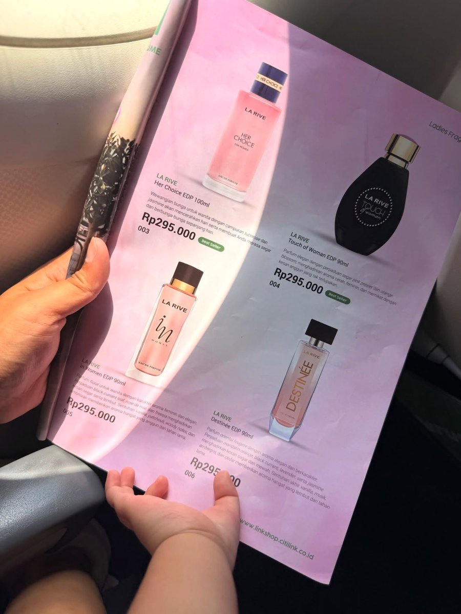 zeaidennn's tweet photo. Bisa-bisanya iseng nyoba parfum di pesawat malah kepincut😭 Wanginya beneran elegan rich gurl yang semerbak nempel terus…

Mbak pramugarinya juga ngomong ini yang paling best seller. Langsung ngefoto katalognya buat modal nyari di Oren, siapa tau lebih murah DAN TERNYATA BENER😭 https://t.co/YEAeqwRgNd