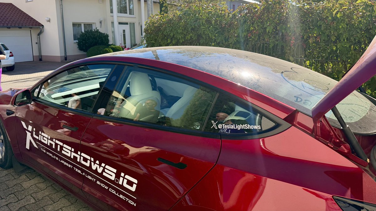 TOCB_bayern's tweet photo. Tesla Owners Club Bavaria (and friends!) - we came, we saw, we were AMAZED, and we left our mark 🤣.

Thanks to Malwine, Bernd @TLSHuchenfeld, to Simon @Teslalightshows and all participants for creating a truly memorable Lightshow for Ondrej and @PetraTeslaLove 🫶 https://t.co/xVddyW0jgO