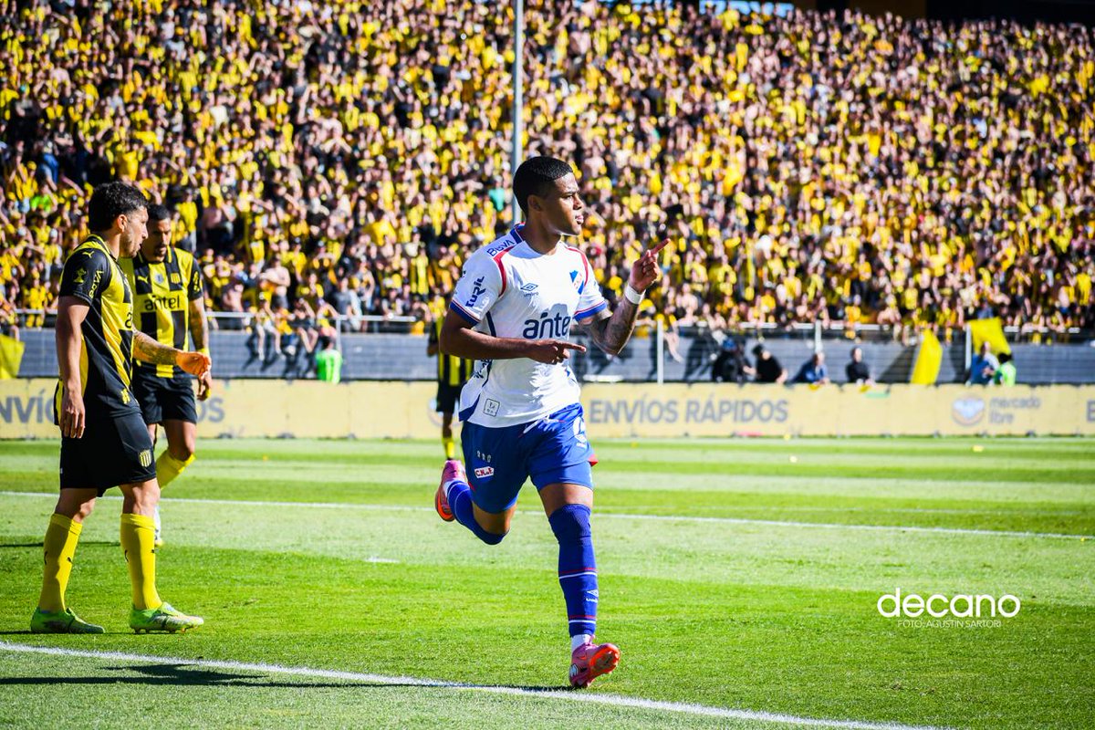 decanocom's tweet photo. "Se va recordando aquella tarde"

Juan Cruz de los Santos se marcha tras acordarse su venta al fútbol de Emiratos Árabes

Todos recordaremos aquel primer gol en Mangangá, en las finales históricas disputadas en los estadios de cada equipo  ⚽️

Nota:  https://t.co/oIidpLFTC6

#LaComunidadDelHincha  🙌🏻🇳🇱