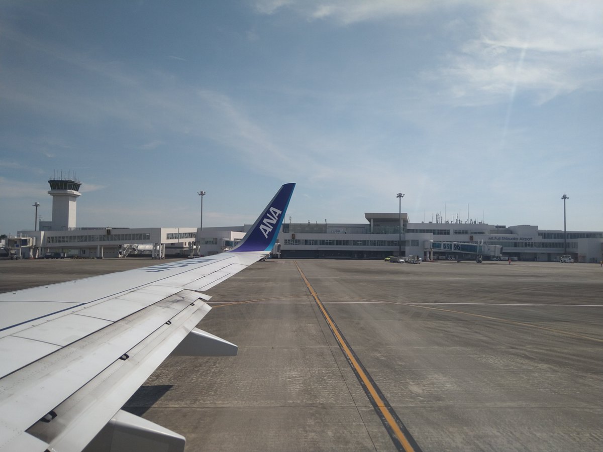 S_Yaggy's tweet photo. ANA静岡空港ラストイベント、Team HND オーケストラの素敵な演奏を聴いてきました🎺ホームの静岡で聴けて嬉しい🥹と同時に来月から青い翼はもう見られないんだと…演奏中、ここからの空旅を思い出して涙😢
ANA、飛行機ファンになったのは間違いなく静岡からのANA便のおかげでした。17年間ありがとう！ https://t.co/A5eH9exmk1
