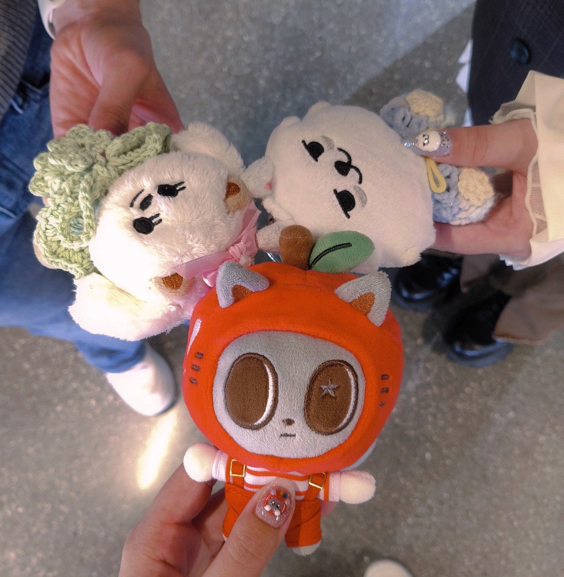 pitomi212's tweet photo. 9/23 テヒョン握手💖

生憎の☔で、6月の大阪ミーグリ再来😇
でも前回で学んだのでね、ヘアセット予約してました！！
お陰で湿気あっても髪型へのストレスなく挑めてよかった…！ 

🦊ペンのあんちゃんとお喋りしながら待てたし、テヒョンレーンに入ったら🐿ペンのみきちゃんと偶然にもお隣でお話できて嬉しかったー！😍✨

ミニトークは2列目！
テヒョンはしっかりテヒョンレーン見てくれるので…近い距離でちゃんと目が合うのが分かってそれだけで嬉しかった…😭💓 

いざ握手！
ニコニコ笑顔の🐿「ひとみちゃーん」で召されかけたけど、「昨日誕生日です、おめでとうって言って〜」てちゃんと伝えられたし、おててパチパチ👏して🐿「おめでと〜」て言ってくれて…嬉しかった…😭✨✨
ここでカンテヒョンさんの可愛いところは、お顔の高さで両手パチパチ👏しちゃうところです…いちいちやる事が可愛いっっ

無事にテヒョンにお祝いしてもらえた…😍
て浸ってたけど、続々とミーグリ終えて出てくるMOAちゃんと合流andおしゃべり💞
ミーグリはね、みんなに会えるのも楽しいんだ〜🥰
今回も大阪に続き、幸せ握手でした😆💓