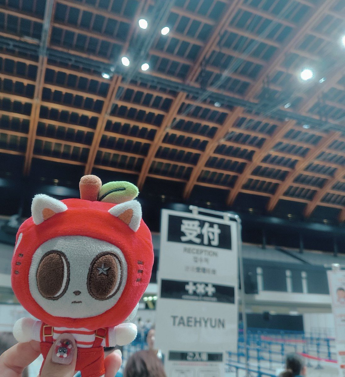 pitomi212's tweet photo. 9/23 テヒョン握手💖

生憎の☔で、6月の大阪ミーグリ再来😇
でも前回で学んだのでね、ヘアセット予約してました！！
お陰で湿気あっても髪型へのストレスなく挑めてよかった…！ 

🦊ペンのあんちゃんとお喋りしながら待てたし、テヒョンレーンに入ったら🐿ペンのみきちゃんと偶然にもお隣でお話できて嬉しかったー！😍✨

ミニトークは2列目！
テヒョンはしっかりテヒョンレーン見てくれるので…近い距離でちゃんと目が合うのが分かってそれだけで嬉しかった…😭💓 

いざ握手！
ニコニコ笑顔の🐿「ひとみちゃーん」で召されかけたけど、「昨日誕生日です、おめでとうって言って〜」てちゃんと伝えられたし、おててパチパチ👏して🐿「おめでと〜」て言ってくれて…嬉しかった…😭✨✨
ここでカンテヒョンさんの可愛いところは、お顔の高さで両手パチパチ👏しちゃうところです…いちいちやる事が可愛いっっ

無事にテヒョンにお祝いしてもらえた…😍
て浸ってたけど、続々とミーグリ終えて出てくるMOAちゃんと合流andおしゃべり💞
ミーグリはね、みんなに会えるのも楽しいんだ〜🥰
今回も大阪に続き、幸せ握手でした😆💓