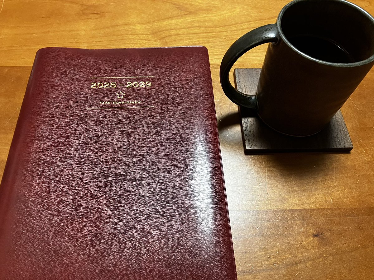 JK_Traveler's tweet photo. ハーブティーを飲みながら日記タイムです。日記は5年日記を使っていて２冊目になります。ハーブティーはアサイーラズベリーにしました。

#日記 #ハーブティー #アサイーラズベリー https://t.co/dsRYN9tBkT