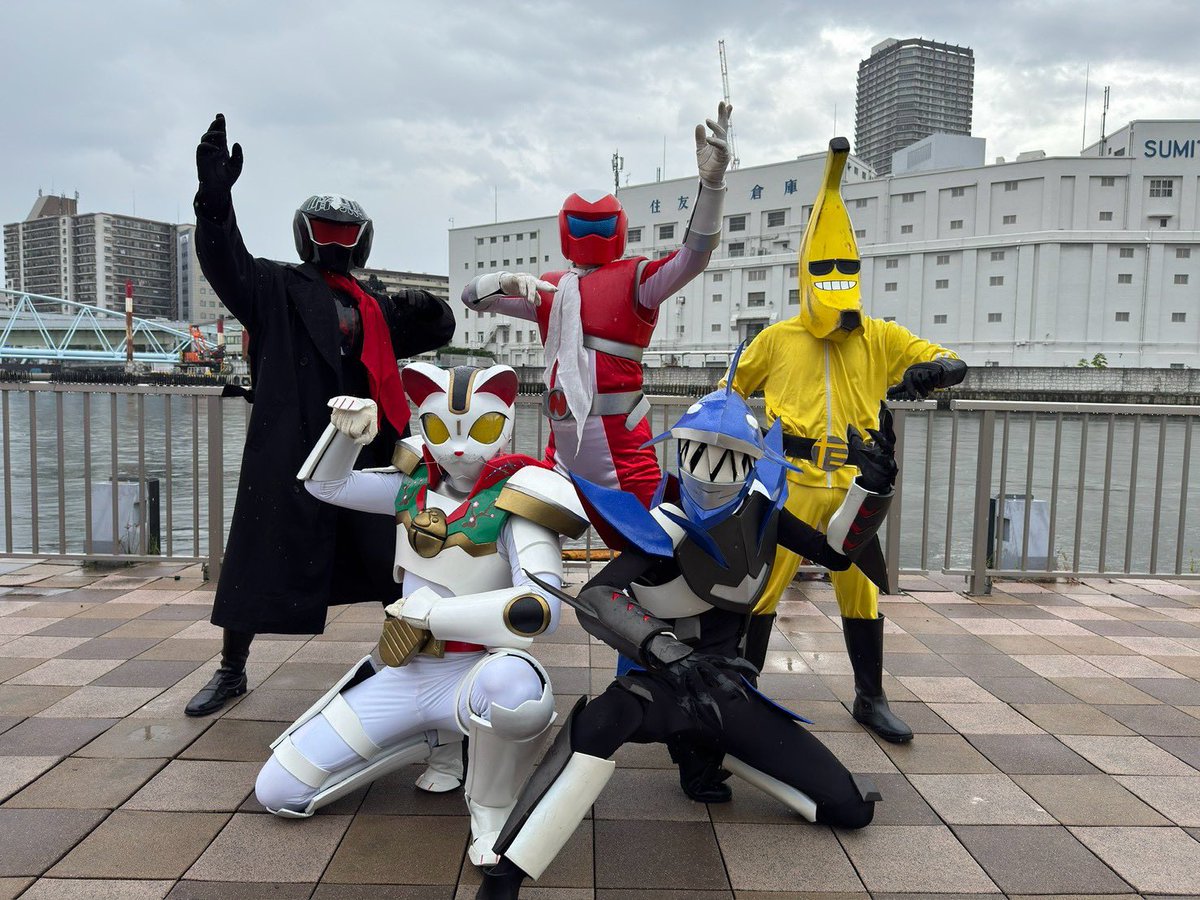 AZUMAKYOOTO's tweet photo. ざこばの朝市にてナイスマンショーでした！
バナナーンやバンライドーさんと共にさめマンも駆けつけました！
お越しくださった皆様、ありがとうございました🦈
#仮面戦士ナイスマン #千客招神バンライドー #バナナーン #さめマン https://t.co/SlF0M4Vtxn