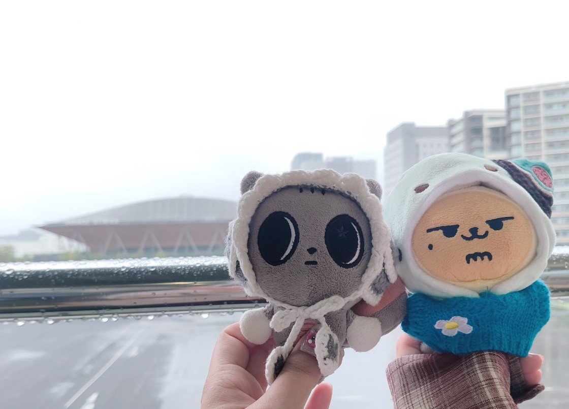 pitomi212's tweet photo. 9/23 テヒョン握手💖

生憎の☔で、6月の大阪ミーグリ再来😇
でも前回で学んだのでね、ヘアセット予約してました！！
お陰で湿気あっても髪型へのストレスなく挑めてよかった…！ 

🦊ペンのあんちゃんとお喋りしながら待てたし、テヒョンレーンに入ったら🐿ペンのみきちゃんと偶然にもお隣でお話できて嬉しかったー！😍✨

ミニトークは2列目！
テヒョンはしっかりテヒョンレーン見てくれるので…近い距離でちゃんと目が合うのが分かってそれだけで嬉しかった…😭💓 

いざ握手！
ニコニコ笑顔の🐿「ひとみちゃーん」で召されかけたけど、「昨日誕生日です、おめでとうって言って〜」てちゃんと伝えられたし、おててパチパチ👏して🐿「おめでと〜」て言ってくれて…嬉しかった…😭✨✨
ここでカンテヒョンさんの可愛いところは、お顔の高さで両手パチパチ👏しちゃうところです…いちいちやる事が可愛いっっ

無事にテヒョンにお祝いしてもらえた…😍
て浸ってたけど、続々とミーグリ終えて出てくるMOAちゃんと合流andおしゃべり💞
ミーグリはね、みんなに会えるのも楽しいんだ〜🥰
今回も大阪に続き、幸せ握手でした😆💓