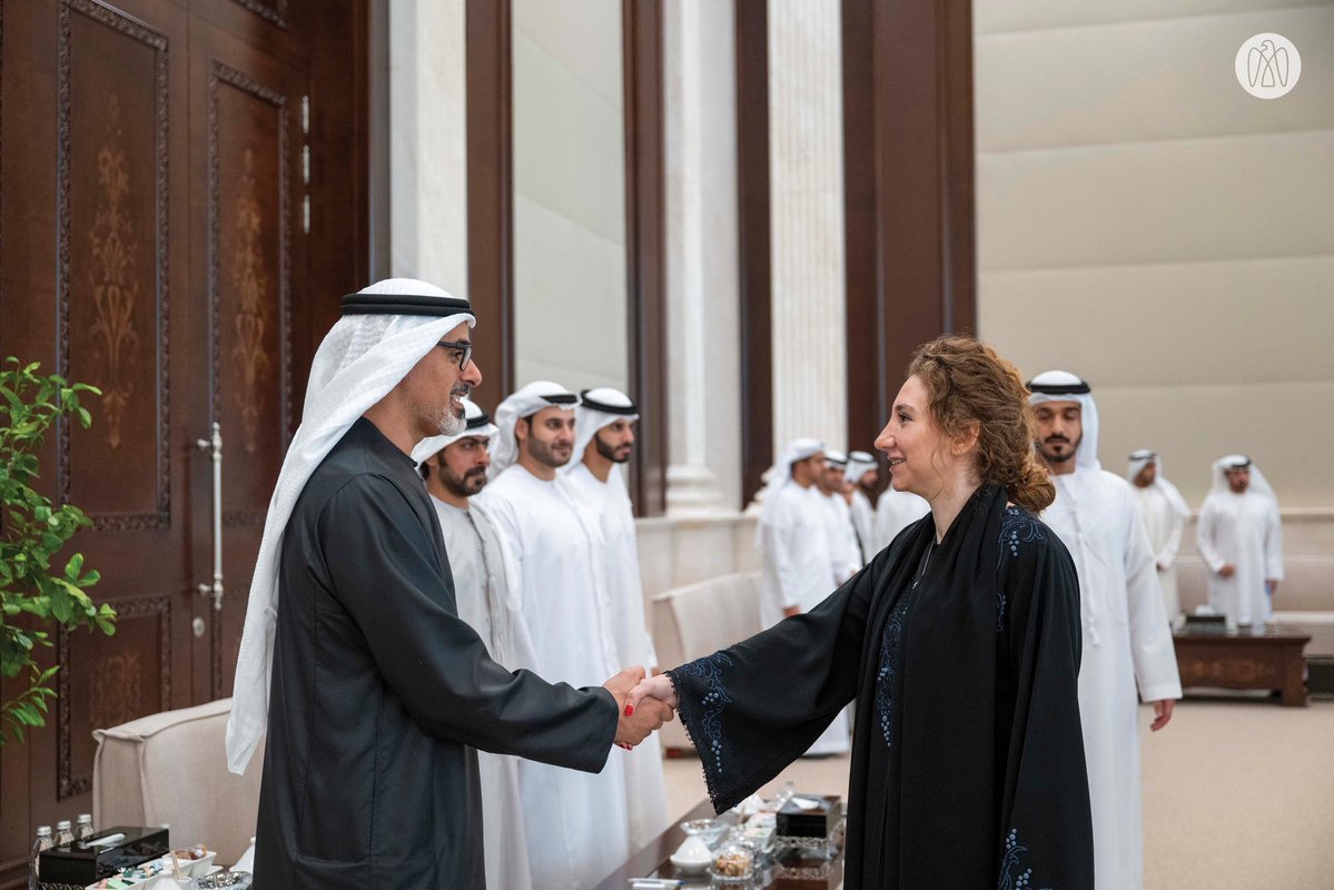 ADMediaOffice's tweet photo. خالد بن محمد بن زايد يستقبل فريق العمل المشارك في القمة الـ18 لقادة دول مجموعة "بريكس"، التي استضافتها العاصمة الهندية نيودلهي يومي 12 و13 سبتمبر الجاري، وسموّه يُشيد بالجهود التي بذلها الفريق لإنجاح مشاركة دولة الإمارات في أعمال القمة. https://t.co/LqgtfxFO0O