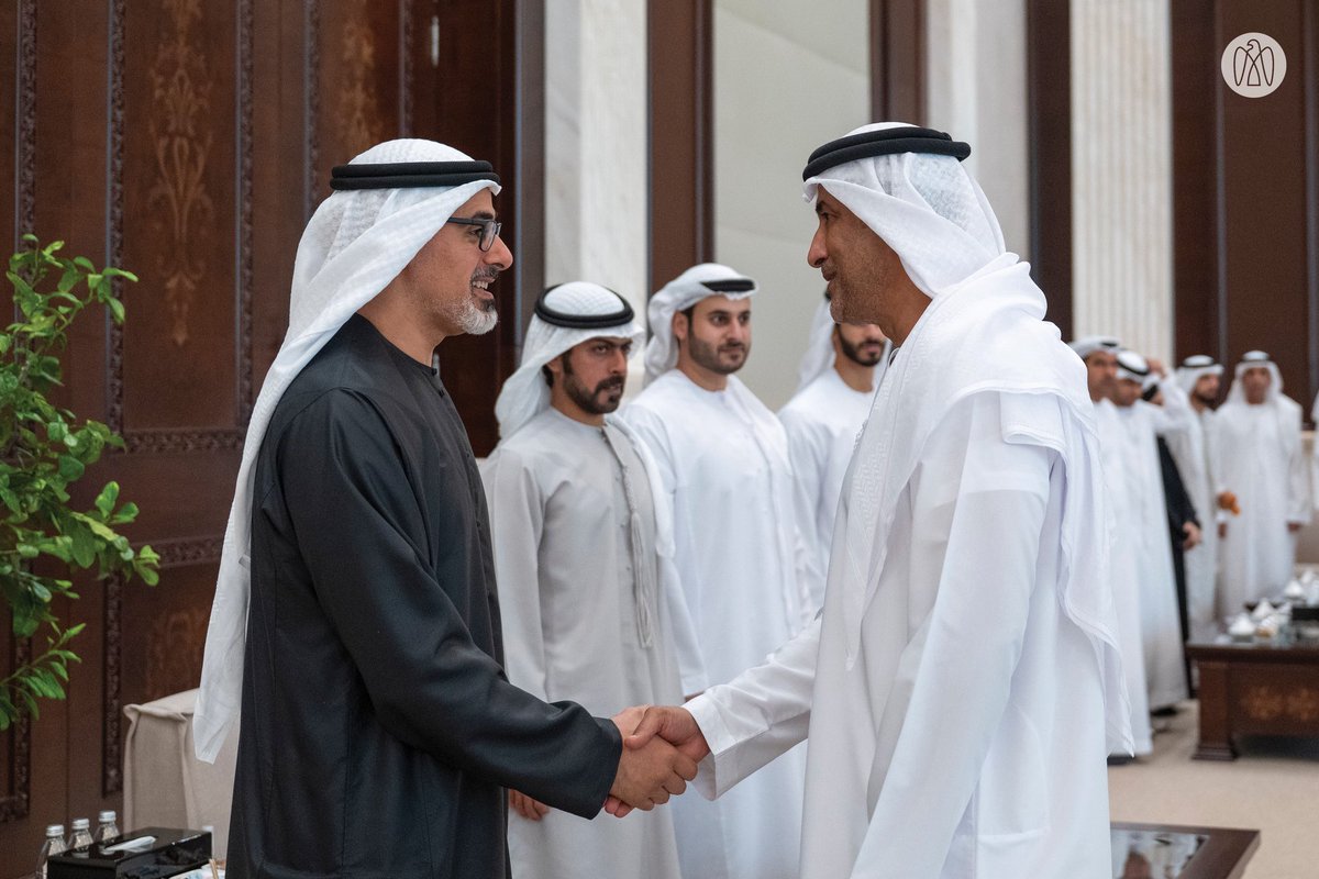 ADMediaOffice's tweet photo. خالد بن محمد بن زايد يستقبل فريق العمل المشارك في القمة الـ18 لقادة دول مجموعة "بريكس"، التي استضافتها العاصمة الهندية نيودلهي يومي 12 و13 سبتمبر الجاري، وسموّه يُشيد بالجهود التي بذلها الفريق لإنجاح مشاركة دولة الإمارات في أعمال القمة. https://t.co/LqgtfxFO0O