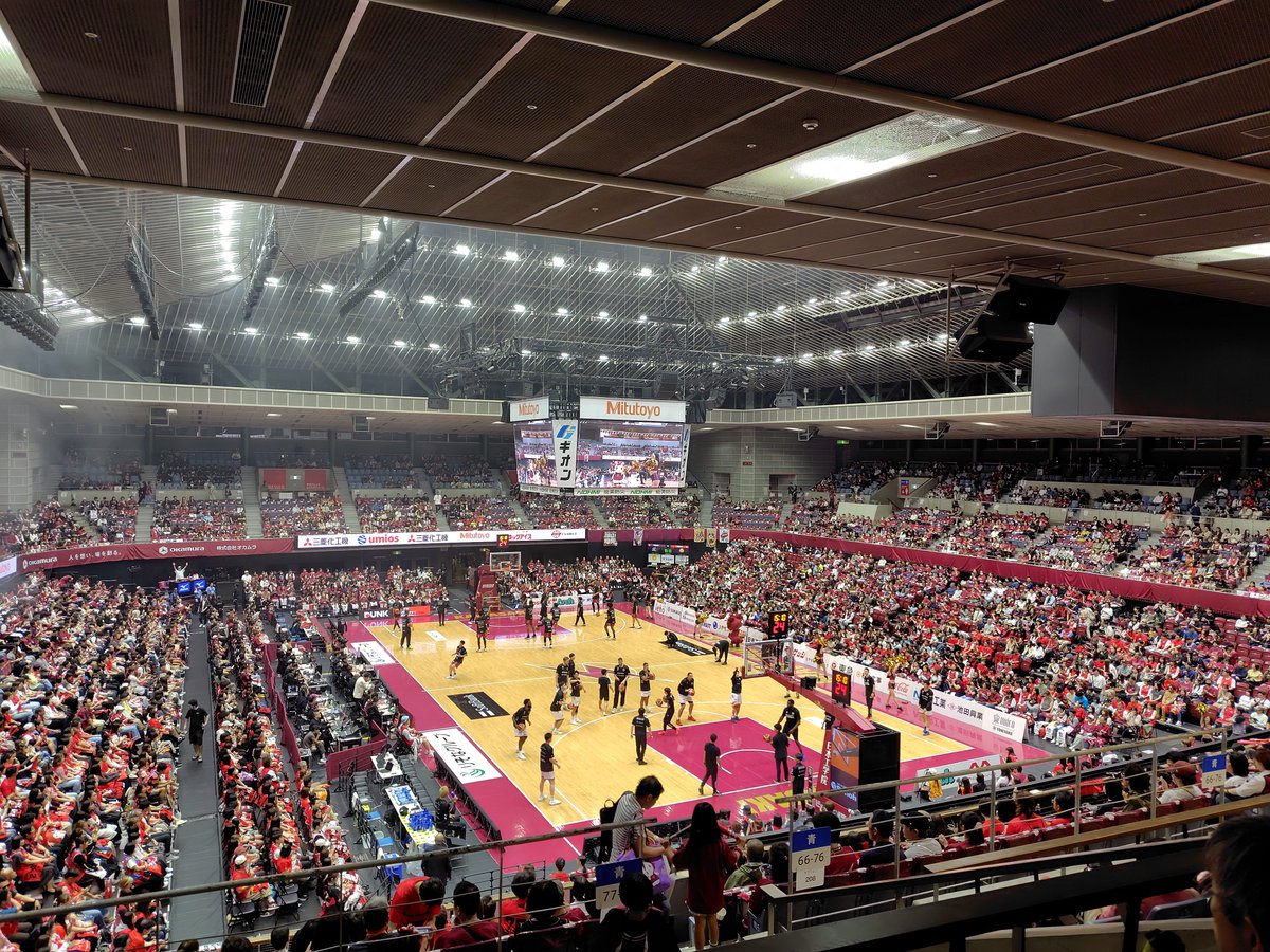 kiyokko's tweet photo. Bリーグ始まりました〜🏀
開幕戦の招待券ゲットしたので✌️新丸子で降りて河原を散歩してから川崎対名古屋D戦を見る。
昨日の試合ではボコボコにやられ、新しいメンバーが多いし仕方ないよね〜って感じだったけど今日は川崎の選手の強みも出せてきてるのでは？て感じでした。
最後方の席見やすかった😄 https://t.co/YzED7aEC9n