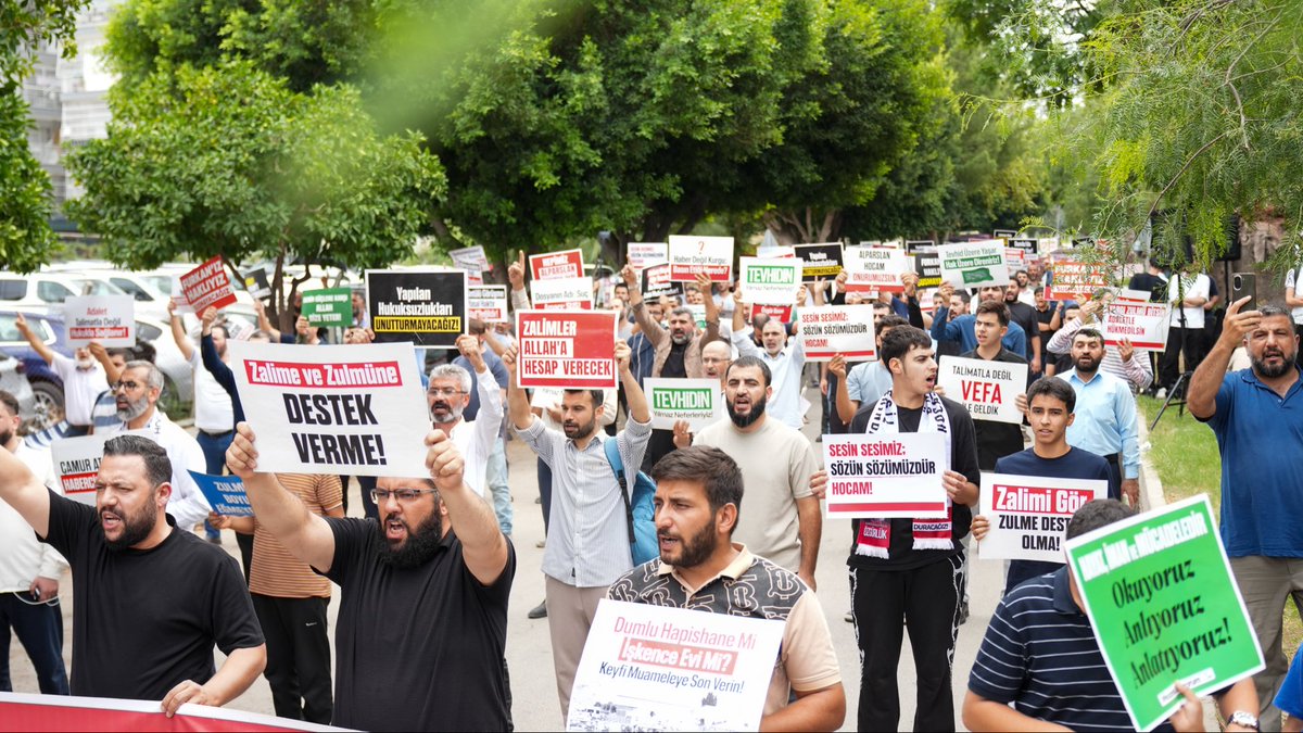 furkanhareketiT's tweet photo. ADALET SUSARSA ZULÜM KONUŞUR!

Adana Emniyeti tarafından hukuksuz bir şekilde acımasızca darp edilerek gözaltına alınan kardeşlerini geceden beri emniyet önünde bekleyen Furkan Hareketi mensupları, kardeşlerinin derhal serbest bırakılması için açıklama yaptı. 

Kardeşlerimizi Serbest Bırakın!

#AdanaEmniyetOnü
AkpDönemi ZulümDönemi
Kardeşlerimizi SerbestBırakın