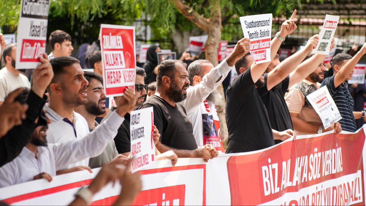 furkanhareketiT's tweet photo. ADALET SUSARSA ZULÜM KONUŞUR!

Adana Emniyeti tarafından hukuksuz bir şekilde acımasızca darp edilerek gözaltına alınan kardeşlerini geceden beri emniyet önünde bekleyen Furkan Hareketi mensupları, kardeşlerinin derhal serbest bırakılması için açıklama yaptı. 

Kardeşlerimizi Serbest Bırakın!

#AdanaEmniyetOnü
AkpDönemi ZulümDönemi
Kardeşlerimizi SerbestBırakın