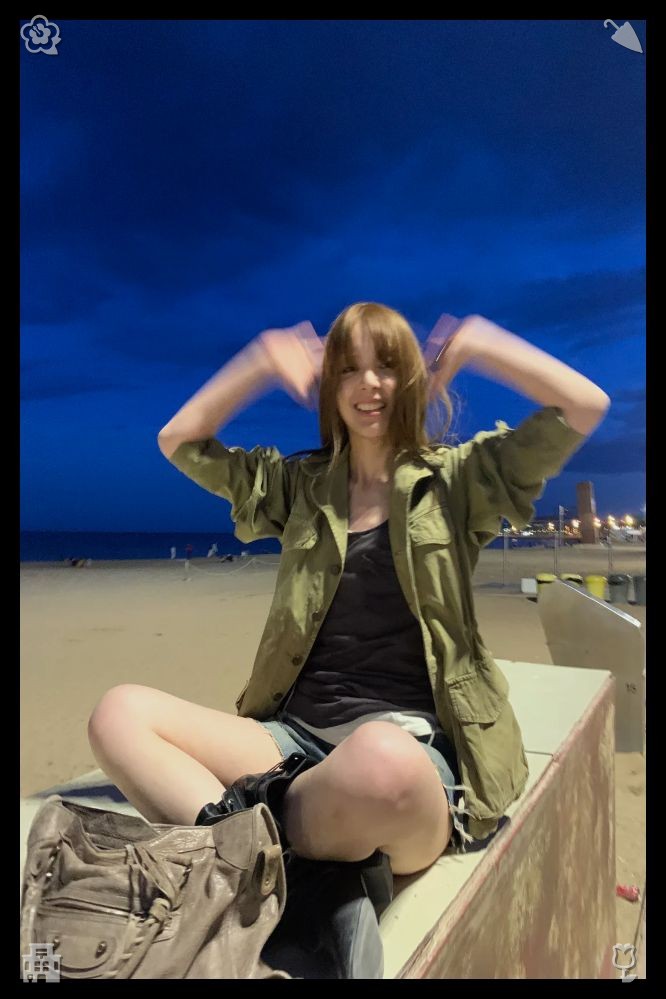 TimBain19's tweet photo. 👜The dog sits on the park benchI scroll through my phone, looking at old selfies—selfies from last year, from my birthday, from a trip to the beach. Each one tells a story, each one captures a moment I never want to forget. Selfies are my way of holding onto https://t.co/h6Z6Koz7vJ