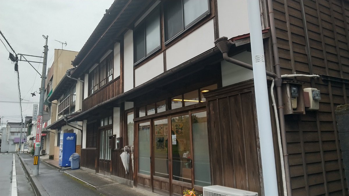 asakaiwa_asami's tweet photo. #河野ルル 原画展
ニワノホンヤ　八女本町店
福岡県八女市本町649-3

10月10日(日)まで！
話しやすい書店員さん
周辺はレトロな歴史的建造物の街並み
すべてが最高の空間です。
ルルさんの絵本を手に取って読めます！
店内も撮影OKだそうです🙆‍♀️ https://t.co/4fBH906XsI