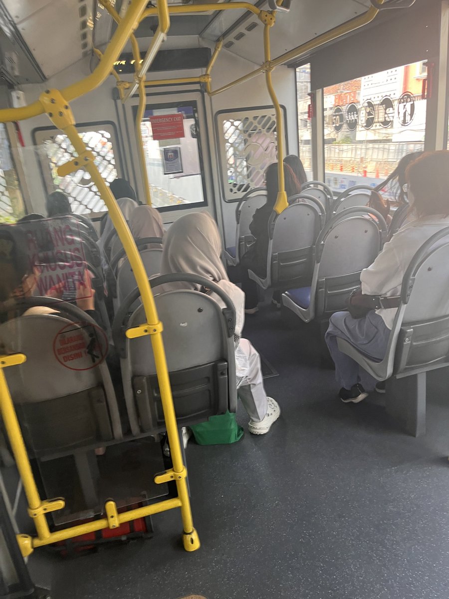 keluhkesahkonoh's tweet photo. MAKSUD GUA TUH YAAA…

Kalau lu tahu lu cewek, ya isi di bagian depan dikit. Yang pengen duduk tuh bukan lu doang yang berhak, pan gue juga pengen duduk. 😭

Gua jadi nggak bisa duduk di area khusus cewek. 😔😔😔 https://t.co/myvg7c5dvx