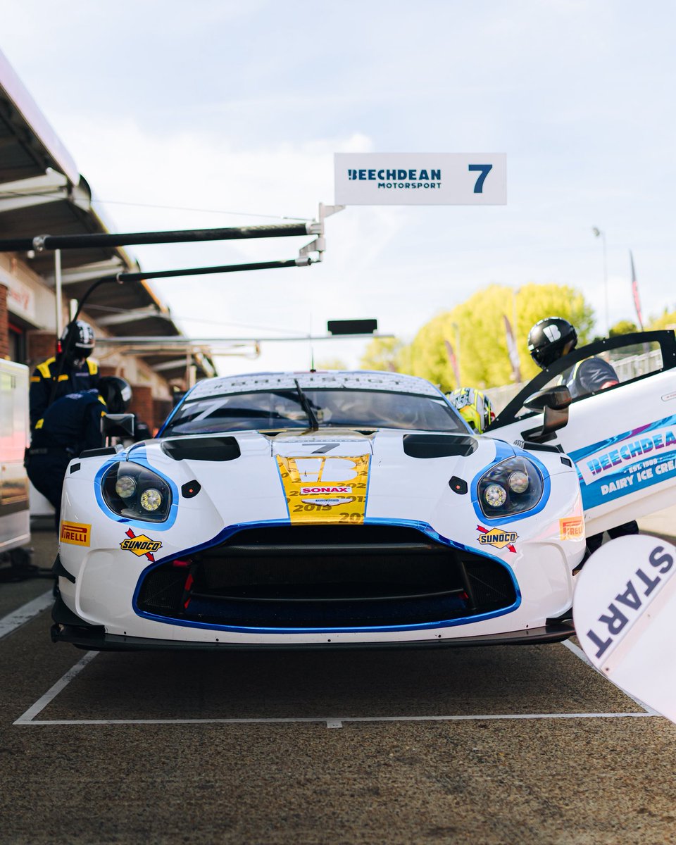 BeechdeanAMR's tweet photo. T-minus 30 minutes to race time.

📸 Phil Hay https://t.co/y6YSfPong4