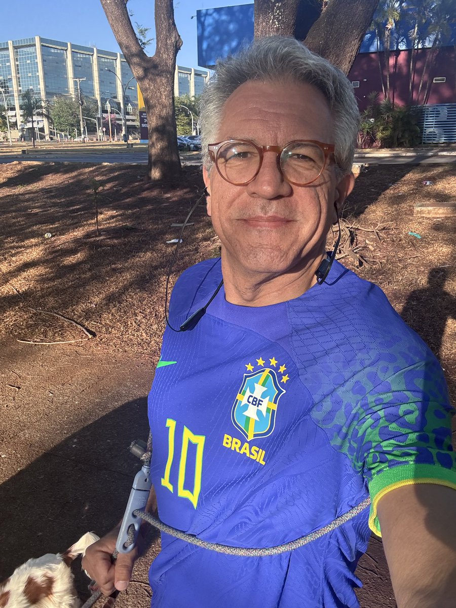padilhando's tweet photo. Sem Corinthians ( as brabas já sofremos ontem, mas esperança tá viva) , sem Liverpool, resta-me exercitar com o manto azul ( homenagem a Nossa Senhora ,desde 58). Sou do time que respeita: Nossa Senhora padroeira do Brasil, Paulo Freire patrono da Educação , Zé Gotinha herói do SUS, PIX brasileiro, continência só pra bandeira verde amarela!