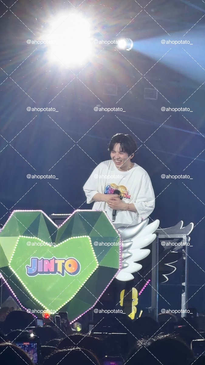 ahopotato_'s tweet photo. すっごい遠い席からのズームで画質荒いけど、すっごい楽しそうな仁人くん撮れたので◎
#みるくシャカレボ https://t.co/AJtIz7Qjw0