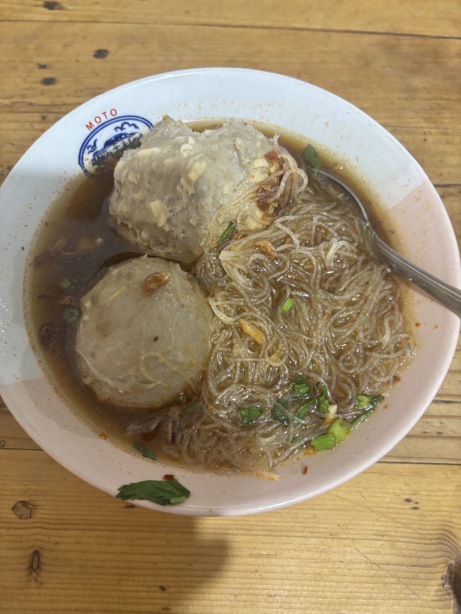 wesmove's tweet photo. Hujan hujan begini butuhkan kehangatan 

“Seporsi kehangatan dari bakso urat dan bakso telur ini” https://t.co/pcn8oE36TV
