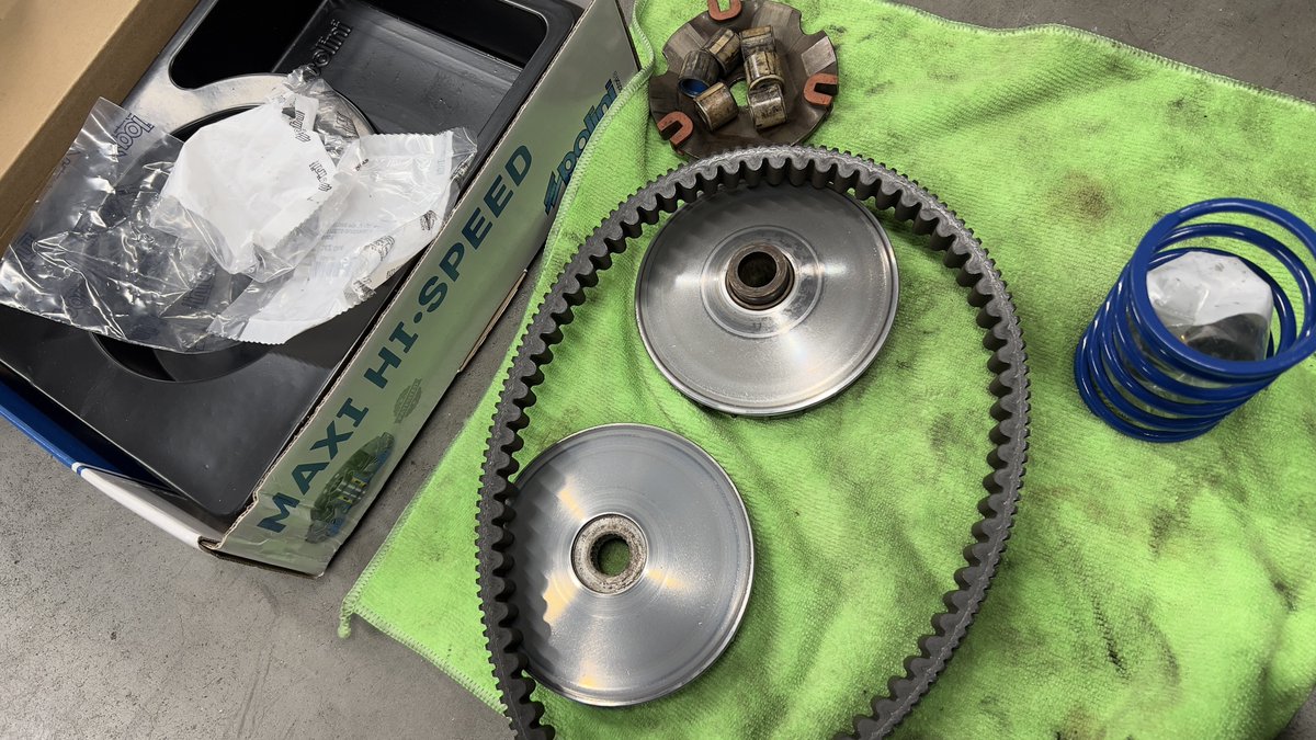 ThruxtonACE's tweet photo. ポリーニのバリエーターを装着した。
スクーターは専門外なので慎重に作業した。
エンジンはノーマルなので付属の強化センタースプリングは使わず純正のままだけれど、ちょっと試してみたいよねやっぱり。
#Polini
#Piaggio
#Medley125 https://t.co/IBrbOIyqZJ