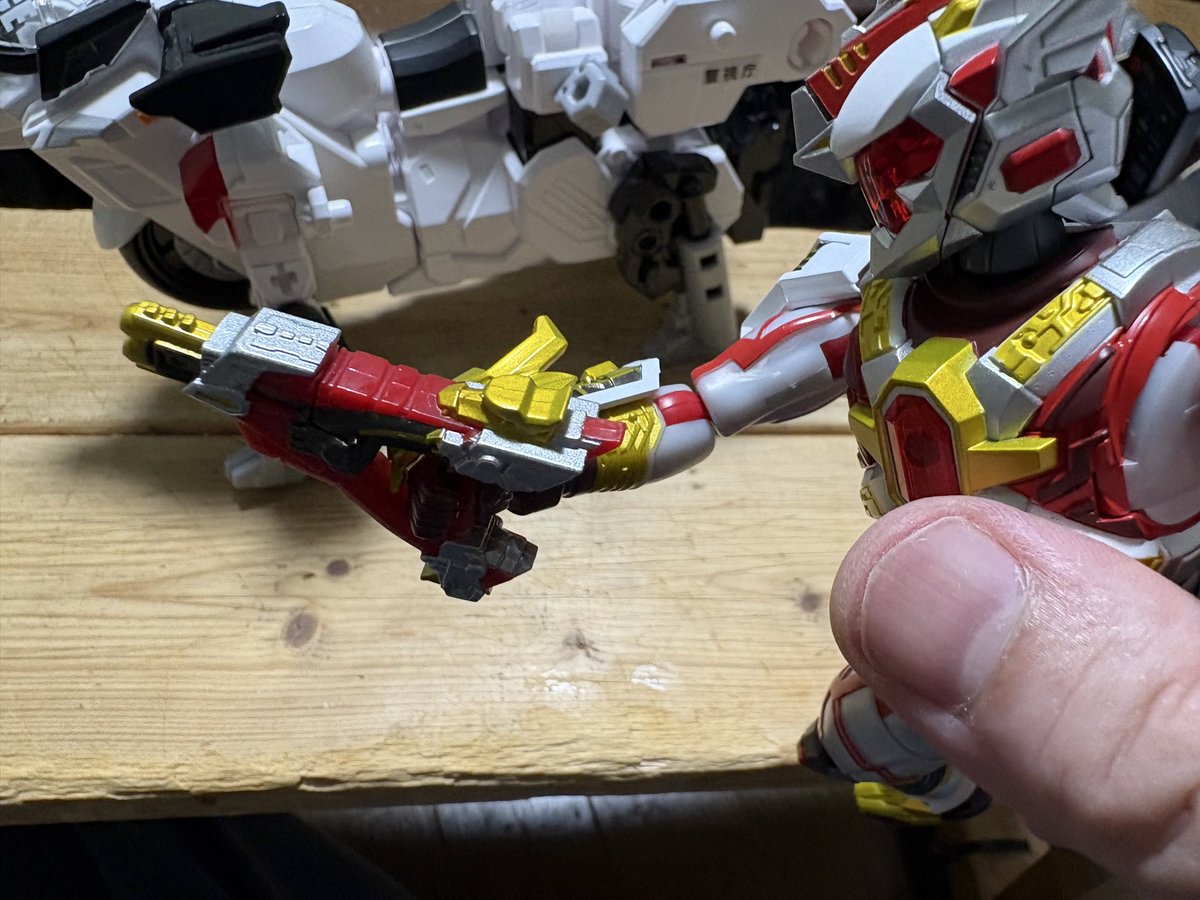 two_too's tweet photo. ゴウリュウガンはキー発動アクションがないのと持ち手がウソだろ！ってなったけど、フィット感あって手首可動の代わりになるし、常に持つから気にならない　あと、橘さんみたいに銃の先に生えるやつも動く https://t.co/SkNScvEsJi