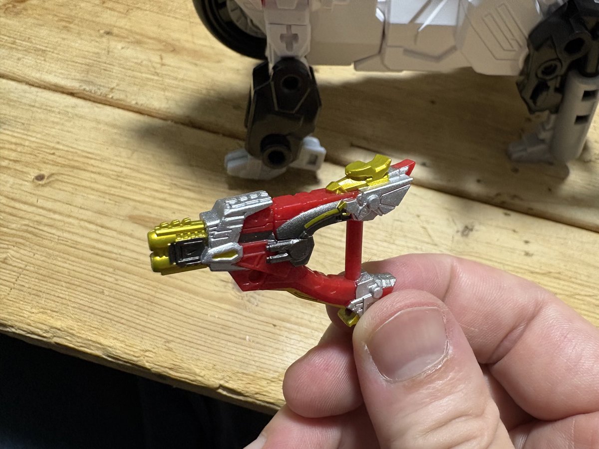 two_too's tweet photo. ゴウリュウガンはキー発動アクションがないのと持ち手がウソだろ！ってなったけど、フィット感あって手首可動の代わりになるし、常に持つから気にならない　あと、橘さんみたいに銃の先に生えるやつも動く https://t.co/SkNScvEsJi