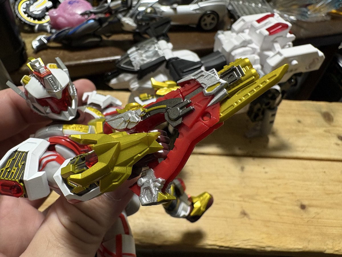 two_too's tweet photo. ゴウリュウガンはキー発動アクションがないのと持ち手がウソだろ！ってなったけど、フィット感あって手首可動の代わりになるし、常に持つから気にならない　あと、橘さんみたいに銃の先に生えるやつも動く https://t.co/SkNScvEsJi