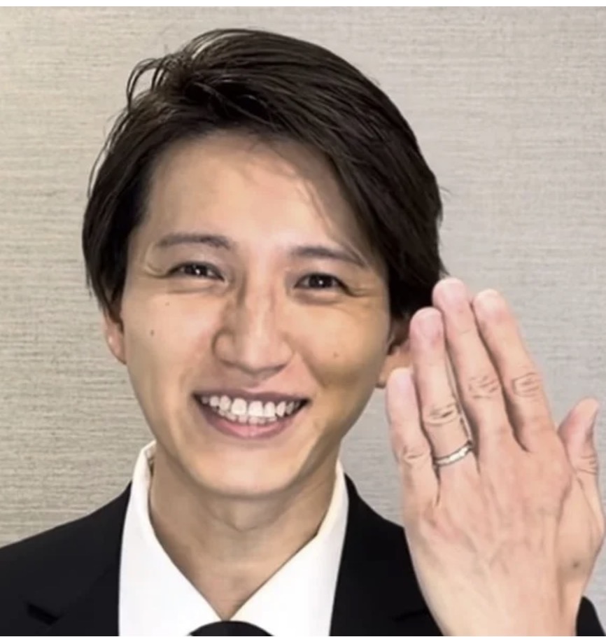 abel_syatiku's tweet photo. 【愛の残酷な結末】
元KAT-TUN・田口淳之介（40）が電撃結婚＆パパに。
誰もが「あの女性」と結ばれると信じていた15年。
逮捕という地獄を共にしたパートナーを置き去りにした、あまりに鮮やかな“乗り換え”に批判が殺到しています。

■ 15年を捧げた女性の影
かつての恋人・小嶺麗奈さん。
アイドル時代の熱愛発覚から、共に逮捕・起訴された絶望の淵まで。
法廷で「結婚したい」と誓い合い、人生を分け合ってきたはずでした。
しかし、40歳になった彼が選んだのは、別の若い一般女性でした。

■ 浮かれすぎた「新妻公開」
結婚発表からわずか2日後。
TikTokに「僕の可愛い奥さん」と題し、妻が踊る動画を投稿。
産後とは思えぬミニスカ姿のスタイルに絶賛が集まる一方、
「長年支えた元カノへの配慮がなさすぎる」
「結局、若くて綺麗な子がいいのか」と呆れ声が止まりません。

■ 幸せと引き換えにしたもの
「自分にとって希望の光」と新妻を語る田口さん。
しかし、その光が眩しいほど、
共に泥をすすった小嶺さんの15年という歳月が虚しく響きます。
一度は“事実婚”とまで認めた絆を、動画のネタにする残酷さ。

■ ポイント
・15年の愛と「共に逮捕」の絆を断ち切り、別人と結婚
・結婚直後に新妻のボディラインを強調する動画を公開
・「誠実さのかけらもない」とファンから猛烈なブーイング

男がどん底から這い上がった時、隣にいるのは誰なのか。
この「愛のどんでん返し」、あなたはどう感じますか？