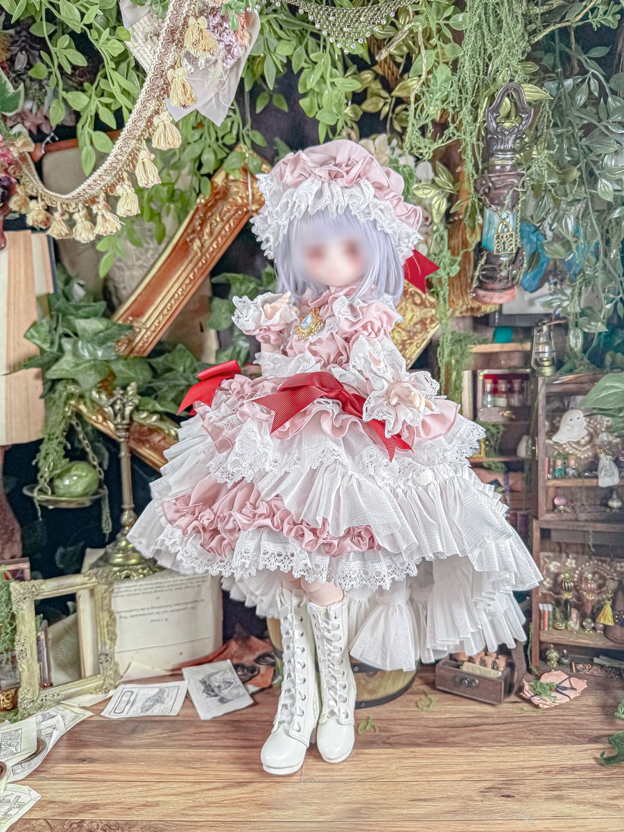 meeeeeeeeegumi's tweet photo. お衣装の制作を担当させていただきました。
※白いブーツは付属しません。赤いパンプスと白色の靴下が付属します。

・レミリア・スカーレット

第十三回博麗神社秋季例大祭 #秋季例大祭13
10/4（日）東京ビッグサイト東ホール
スペース：た06ab
サークル：オタク向け美容室ロップイヤー
#例大祭 https://t.co/NZrLtyXlJw