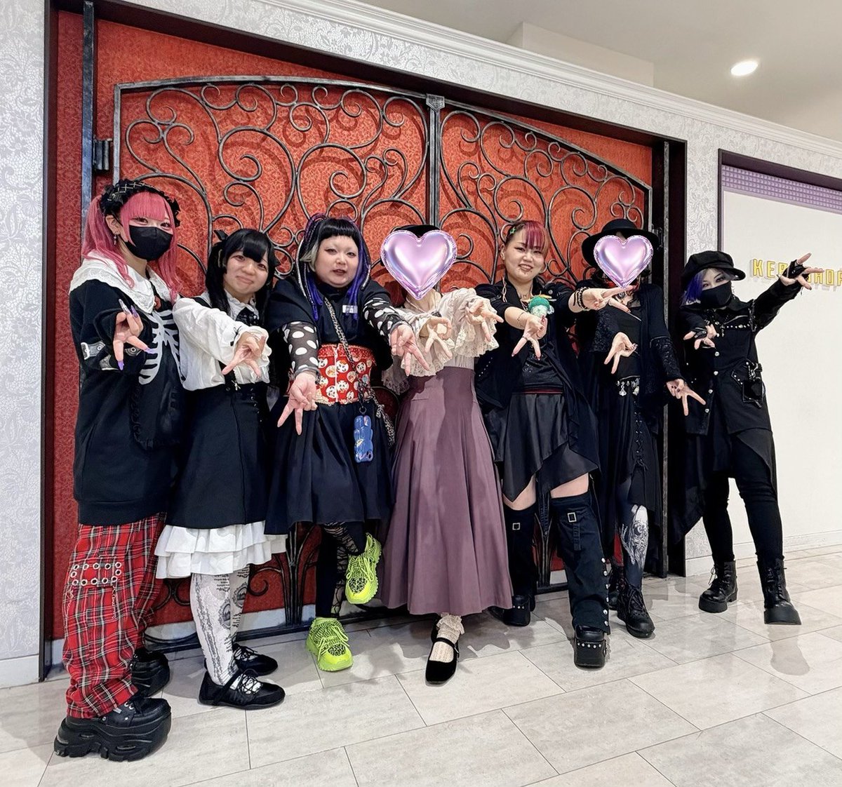 kerashinjuku's tweet photo. 【閉店のご挨拶】

​本日をもちまして、KERA SHOP 新宿店は最後の営業を終了いたしました。

​オープン以来、ファッションを愛するたくさんのお客様の笑顔や温かいお言葉から、私たちはいつもたくさんのパワーをいただいておりました。

​皆様の日々の暮らしや、特別な日を彩るアイテム選びをお手伝いできたことは、スタッフ一同の大きな誇りです。

​当店で見つけてくださった宝物たちが、これからも皆様の毎日を輝かせ続けますように⟡˖·

​これまでKERA SHOP 新宿店を長らくご愛顧いただき、本当にありがとうございました♥️

​KERA SHOP 新宿店　スタッフ一同