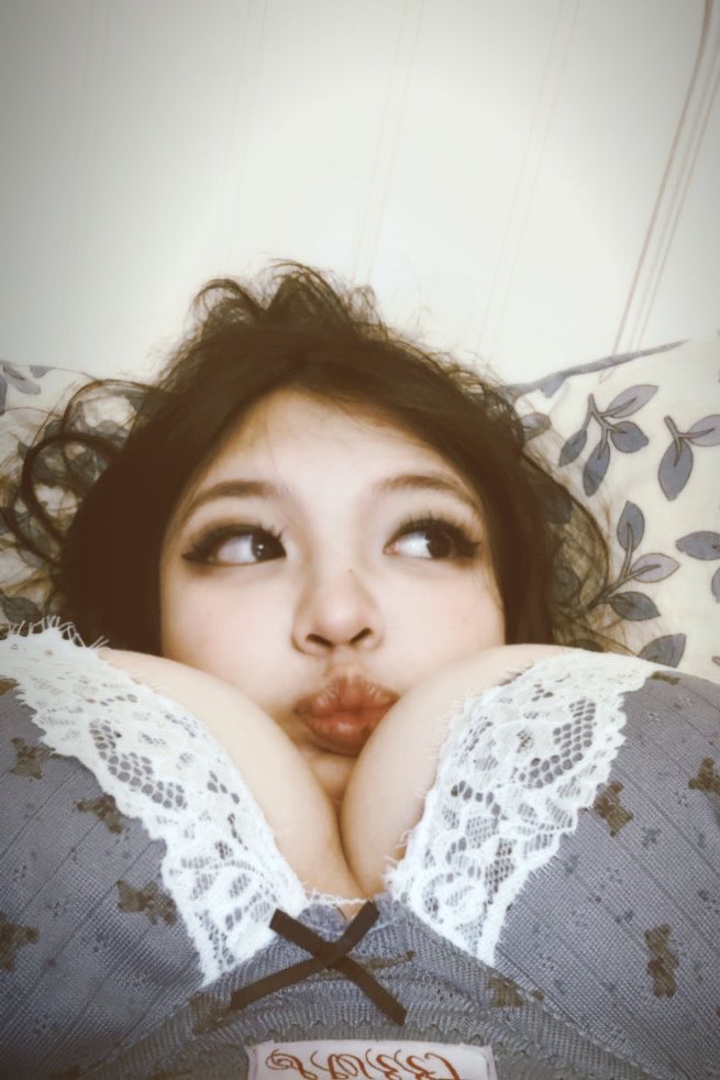 Adelaideqgho's tweet photo. 你们不觉得把内裤拨到一边然后在插进去，比脱了内裤更色情吗…..#反差  #母狗  #巨乳 https://t.co/Y8AO5j6GAq