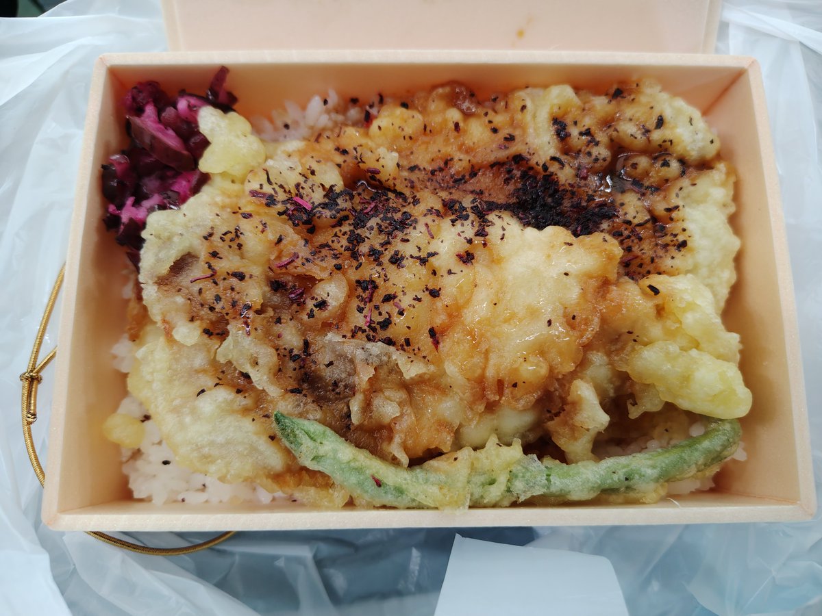cocktailpenguin's tweet photo. 昨日のベルーナドーム球場メシ貼っておきます

中村剛也の豚天丼
タレがポン酢味噌󠄀っていう珍しい味付け

これが味噌󠄀の甘さとポン酢の酸味で美味しい
ご飯も結構多くて、大きい豚肉も３枚も入っていて食べ応え十分 https://t.co/G44RMvY4tO