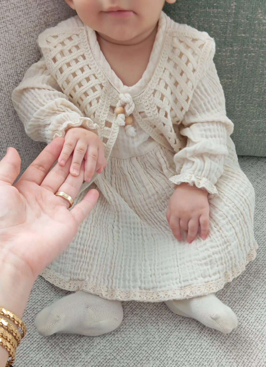 Nazar_srr's tweet photo. Minicik ellerinde kocaman sevgim🎀🌼 https://t.co/p6xspEd4mD