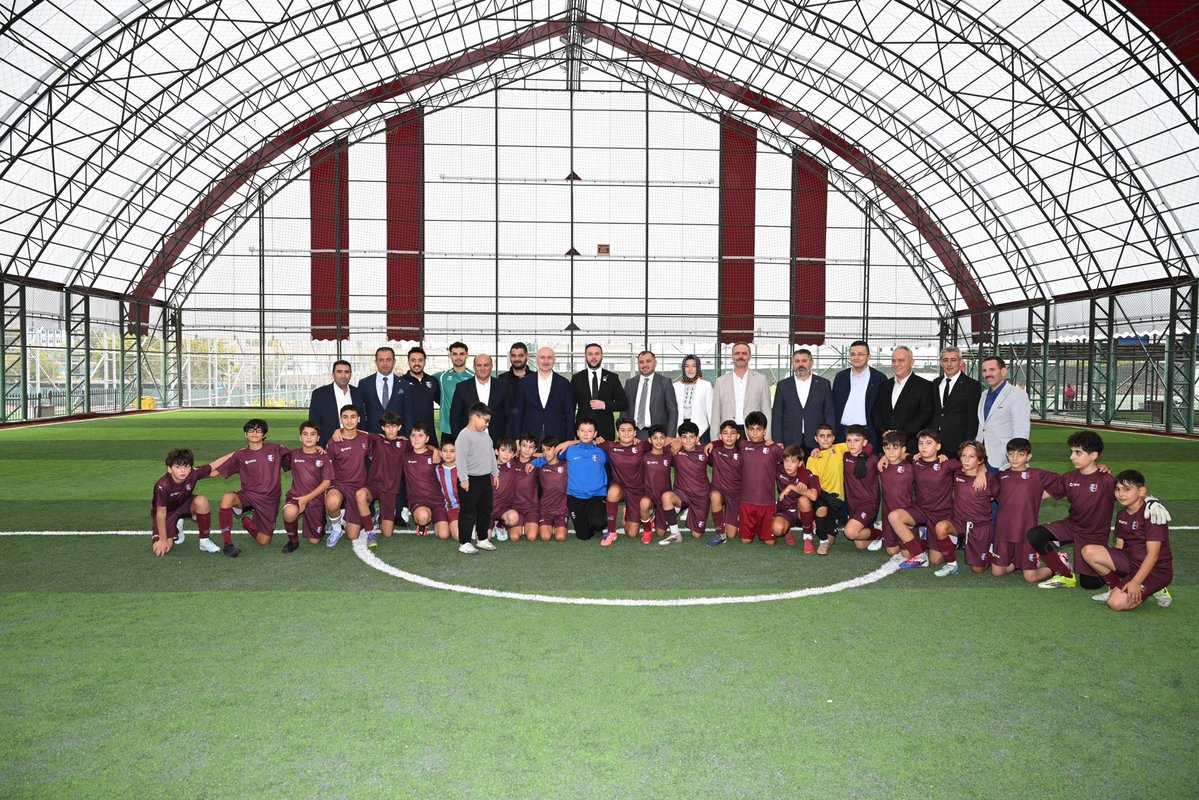 akaraismailoglu's tweet photo. Küçükçekmece Amatör Futbol Kulüpleri yöneticilerimizle bir araya gelerek verimli bir istişare toplantısı gerçekleştirdik. Yerel spor kulüplerimizin talep ve ihtiyaçlarını dinledik; amatör sporu ve gençlerimizi daha güçlü kılacak adımları konuştuk.

Amatör sporun gelişmesi, tesisleşme ve gençlerimizin imkânlarını artırma yolunda tüm kulüplerimizin yanında olmaya devam edeceğiz.

📍Türkiye Yüzyılı Buluşmaları - Küçükçekmece Halkalı, İstanbul