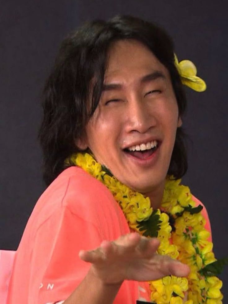 altheviareth's tweet photo. OP ini cerita dia sama temennya pernah ketemu langsung Lee Kwangsoo di dalam lift. Waktu itu Kwangsoo lagi teleponan, sementara mereka yang kaget malah bisik-bisik dari belakang 😭

Teman OP: “Eh... itu Lee Kwangsoo bukan sih? Wah, tinggi banget.”
OP: “Hah? Kayaknya iya deh? Tapi aslinya jauh lebih ganteng daripada yang kelihatan di TV?”
Temannya: “Nah iyaㅋㅋㅋ Ternyata ganteng juga ya, lebih dari yang kukira.”
Tiba-tiba Kwangsoo: “Permisi... aku denger semuanya lhoㅋㅋㅋ”
OP: “Ah, maaf ya ㅎㅋㅋㅋㅋ”
Kwangsoo: “Tapi ‘lebih ganteng dari yang kukira’ itu maksudnya apa?ㅋㅋ”

WKWK 😭😭😭 Pikiran Kwangsoo pasti langsung, “Jadi selama ini kalian ngiranya gue jelek?!” lucu banget. 

OP ngomong begitu juga gara-gara image Kwangsoo di Running Man yang emang sering banget dijadiin bahan meme 😭 Padahal pas ketemu langsung malah kaget karena ternyata aslinya jauh lebih ganteng.

EKSPETASI                                     REALITA