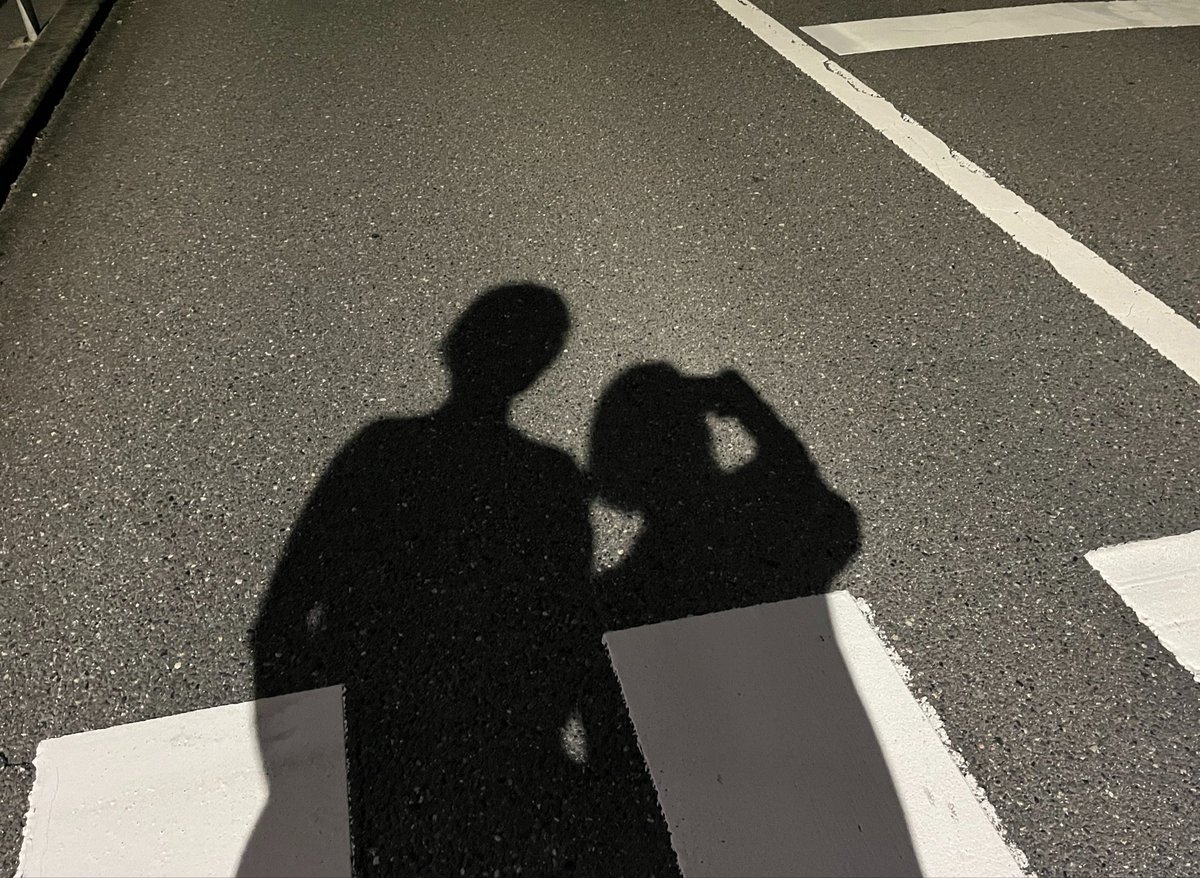 Hauko_04's tweet photo. 深夜1時、映画やアニメを一緒に観た後
彼から「今から近くの緑地行って、お手紙交換する？」ってワクワクな提案。
“二人で過ごす毎日が柔らかくて、そんな日々の感謝がしたくて手紙書こうよ、と誘いました”なんて。あまりに素敵すぎる彼の感性がずっと好き。 https://t.co/DIfDISN0LW