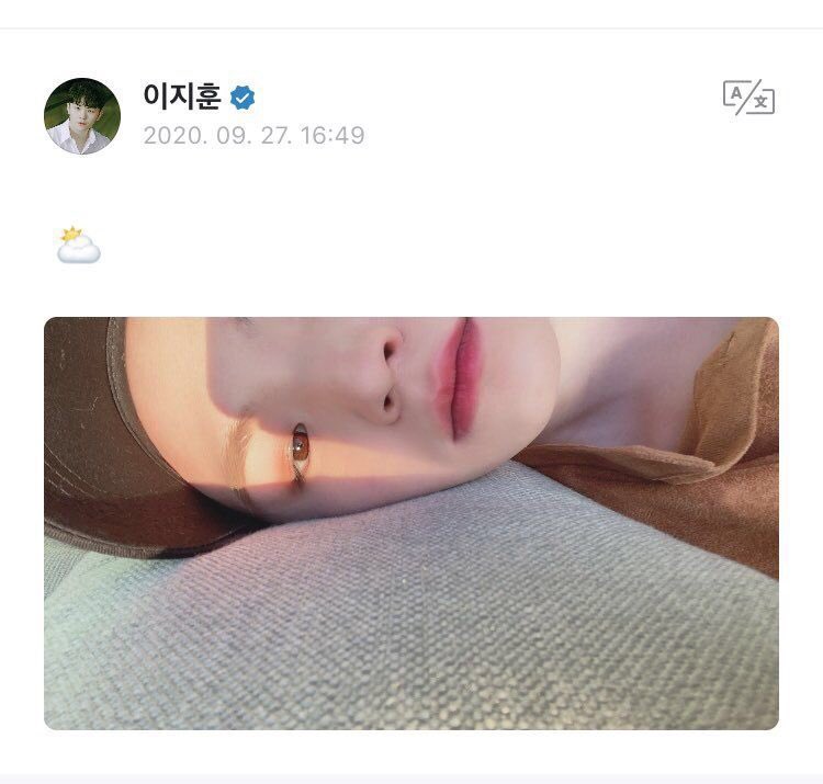 lunehoon's tweet photo. happy 6 years to howoo posting selfies laying down on the same sofa with ☀️⛅️ captions 🥹 https://t.co/rKUCx6je75