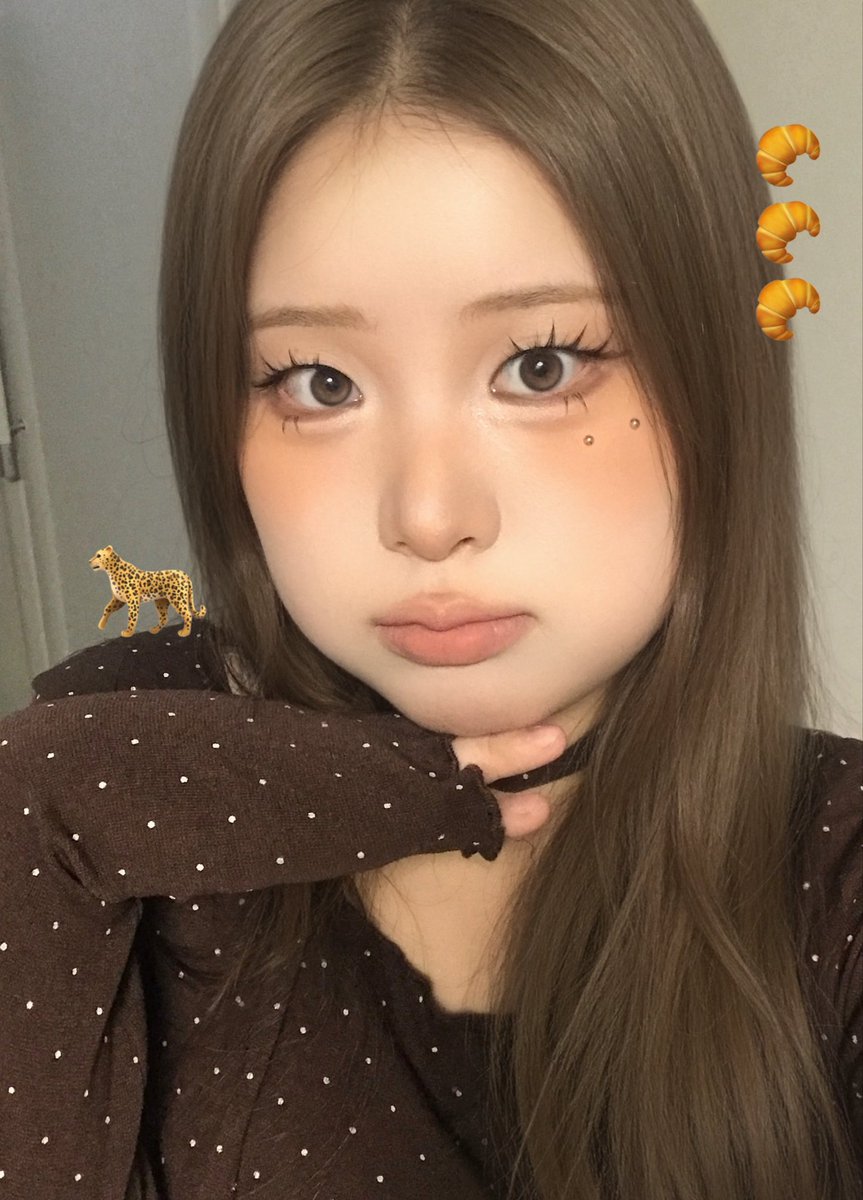 ah_hyo2's tweet photo. 빠지면 섭한 메컵기록•• ✏️🤤
하이라이터 광인인 제가 아쥬 오랜만에
펄을 포기하고 무펄의 맛으로 완성한,,
숏츠에서 봤던 눈앞 영역 음영 강조! 〰️
얼굴 피어싱 스티커로 붙이면 기분 조아효😖

#효효티디 https://t.co/kjfvQaN58y