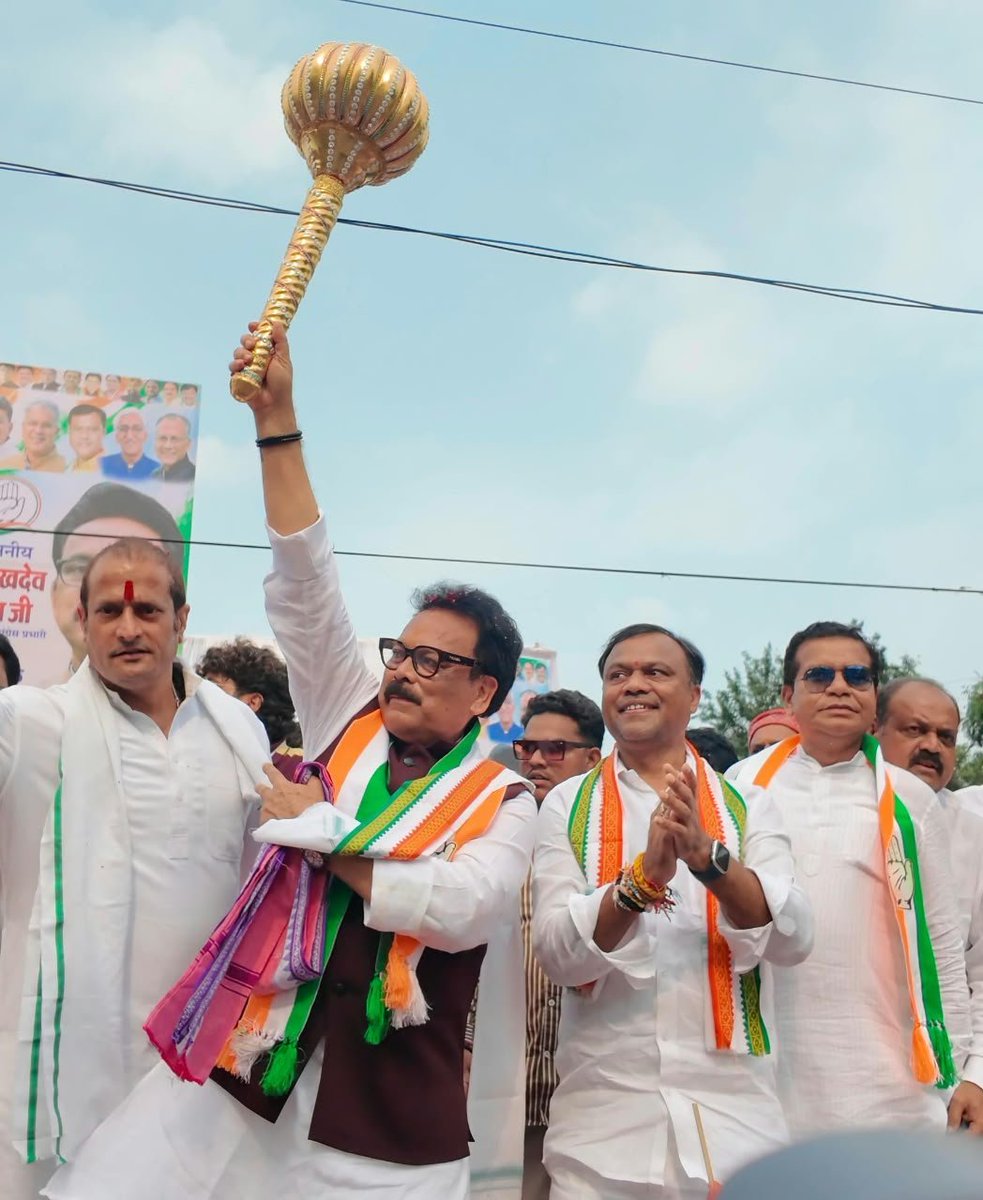 sukhdeobhagat's tweet photo. स्वामी विवेकानंद विमानतल रायपुर के बाहर बड़ी संख्या में उपस्थित छत्तीसगढ़ कांग्रेस के साथियों ने पूरे उत्साह और गर्मजोशी के साथ मेरा भव्य स्वागत, वंदन एवं अभिनंदन किया।

इस आत्मीय स्वागत, स्नेह और विश्वास के लिए मैं समस्त वरिष्ठ नेतागण, प्रदेश पदाधिकारीगण, कांग्रेस कार्यकर्ताओं का हृदय से आभार एवं धन्यवाद व्यक्त करता हूँ। साथियों का यह स्नेह संगठन को और मजबूती के साथ आगे बढ़ाने की नई ऊर्जा देता है।

@kharge @RahulGandhi
@priyankagandhi
@kcvenugopalmp
@DeepakBaijINC
@bhupeshbaghel @TS_SinghDeo
@INCChhattisgarh