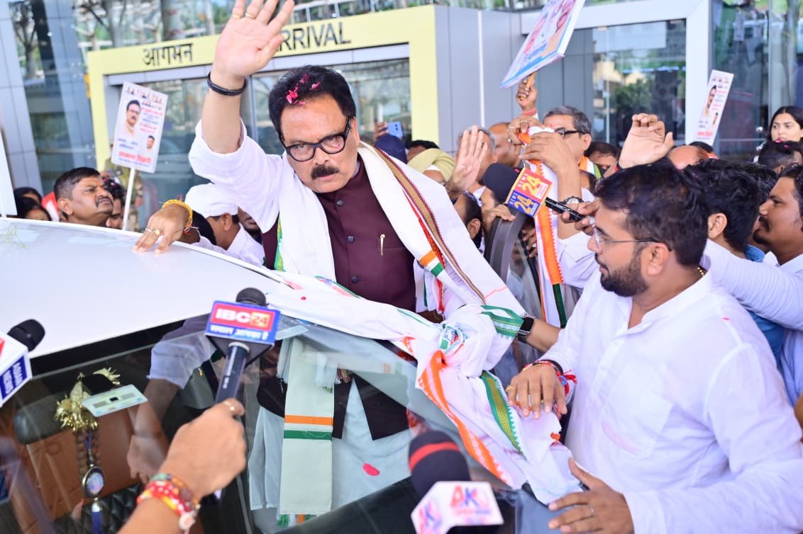 sukhdeobhagat's tweet photo. स्वामी विवेकानंद विमानतल रायपुर के बाहर बड़ी संख्या में उपस्थित छत्तीसगढ़ कांग्रेस के साथियों ने पूरे उत्साह और गर्मजोशी के साथ मेरा भव्य स्वागत, वंदन एवं अभिनंदन किया।

इस आत्मीय स्वागत, स्नेह और विश्वास के लिए मैं समस्त वरिष्ठ नेतागण, प्रदेश पदाधिकारीगण, कांग्रेस कार्यकर्ताओं का हृदय से आभार एवं धन्यवाद व्यक्त करता हूँ। साथियों का यह स्नेह संगठन को और मजबूती के साथ आगे बढ़ाने की नई ऊर्जा देता है।

@kharge @RahulGandhi
@priyankagandhi
@kcvenugopalmp
@DeepakBaijINC
@bhupeshbaghel @TS_SinghDeo
@INCChhattisgarh