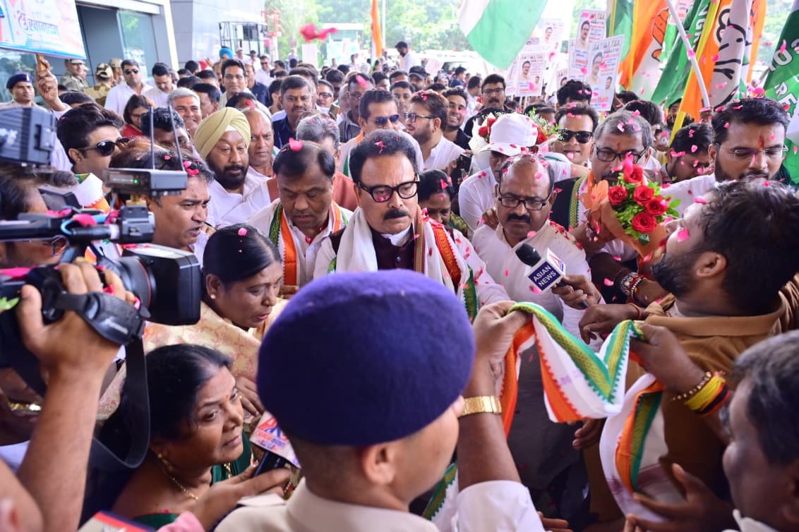 sukhdeobhagat's tweet photo. स्वामी विवेकानंद विमानतल रायपुर के बाहर बड़ी संख्या में उपस्थित छत्तीसगढ़ कांग्रेस के साथियों ने पूरे उत्साह और गर्मजोशी के साथ मेरा भव्य स्वागत, वंदन एवं अभिनंदन किया।

इस आत्मीय स्वागत, स्नेह और विश्वास के लिए मैं समस्त वरिष्ठ नेतागण, प्रदेश पदाधिकारीगण, कांग्रेस कार्यकर्ताओं का हृदय से आभार एवं धन्यवाद व्यक्त करता हूँ। साथियों का यह स्नेह संगठन को और मजबूती के साथ आगे बढ़ाने की नई ऊर्जा देता है।

@kharge @RahulGandhi
@priyankagandhi
@kcvenugopalmp
@DeepakBaijINC
@bhupeshbaghel @TS_SinghDeo
@INCChhattisgarh