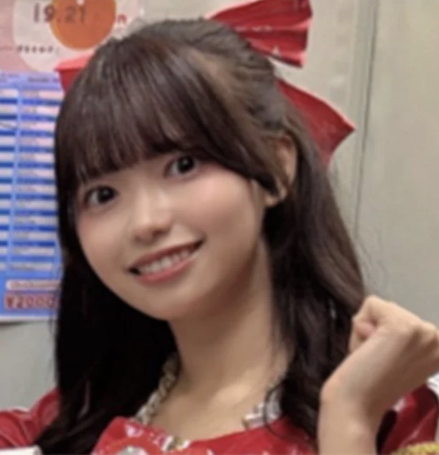 abel_syatiku's tweet photo. 【即日解雇】
バスト88cmの“ミルキー・グラマー”として人気のアイドルが、ファンとの交際でクビ。
全国ツアー開始からわずか11日。
あまりに身勝手な裏切りに、ファンから怒りの声が止まりません。

■ 禁忌を破った代償
wonder channelの緒方日菜。
ファンとの私的交際を認め、9月24日付で即刻追放。
「憧れを売る商売」で最もやってはいけない一線を越え、
自らの手でステージから自分を消し去りました。

■ 皮肉すぎる「最後のイベント」
解雇のわずか2日前。
自ら企画した公演のタイトルは、まさかの『違和感を探せ！！！』。
ファンを楽しませる裏で、自身が最大の「違和感（規約違反）」を抱えていたという、あまりに笑えない結末。

■ 踏みにじられたファンの想い
始まったばかりの全国ツアー。
10月に予定されていた「生誕祭」も、準備万端のなかで突如中止。
残されたメンバー3人と、純粋に応援していたファンの日常を、
たった一人の欲望がメチャクチャに破壊しました。

■ ポイント
・全国ツアー開始直後にファンとの交際発覚
・自身のプロデュース公演直後にスピード解雇
・生誕祭も中止、グループは3人で継続

信頼を築くのは一生、壊すのはたった一度の「密会」。
一瞬の情熱と引き換えに、彼女が失ったものの重さは計り知れません。
