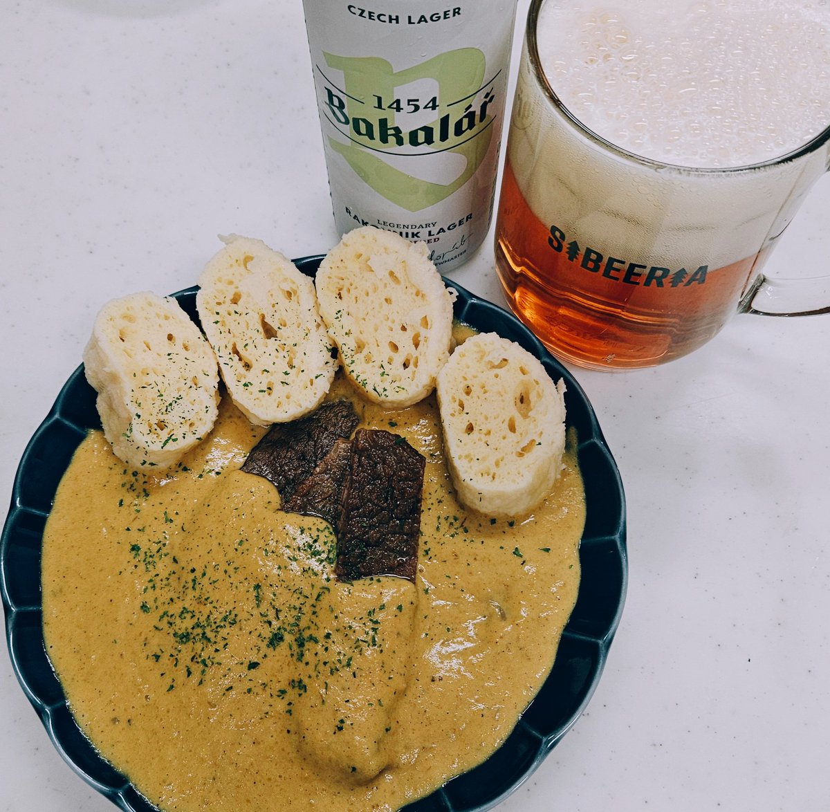 band5ds_00's tweet photo. チェコ料理のスヴィチコヴァーとクネドリーキを作りましたよ
お供はチェコビール
美味しかったよ🍽 https://t.co/TqciUw8hmN