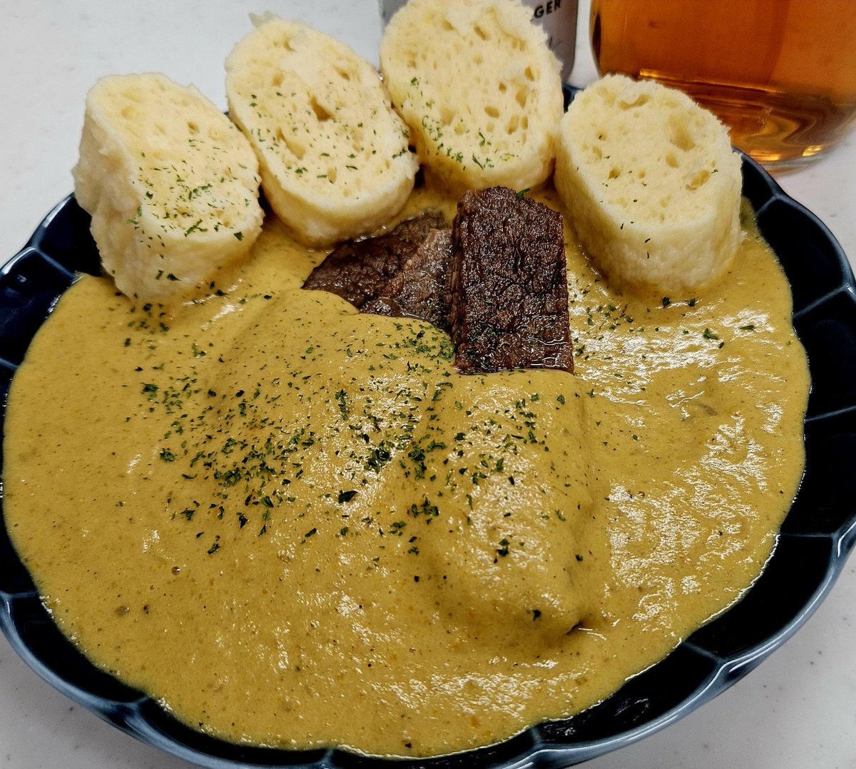 band5ds_00's tweet photo. チェコ料理のスヴィチコヴァーとクネドリーキを作りましたよ
お供はチェコビール
美味しかったよ🍽 https://t.co/TqciUw8hmN