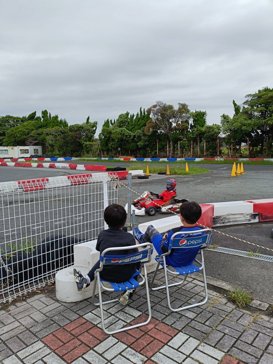 keisubasta61100's tweet photo. レッスンからの、皆でTA🔥のはずが、、、ウェット走行会に🤭✨
雨好きがルンルン飛び出していきました🎶
まさかの遠方から先生も来てくださって(だから先生方の距離感w)素敵な一日になりました✨
久しぶりのカートがウェットですみません🤣またご一緒してください!
#ジュニアカート
#SODI
#コマー https://t.co/osuKQHvE1H