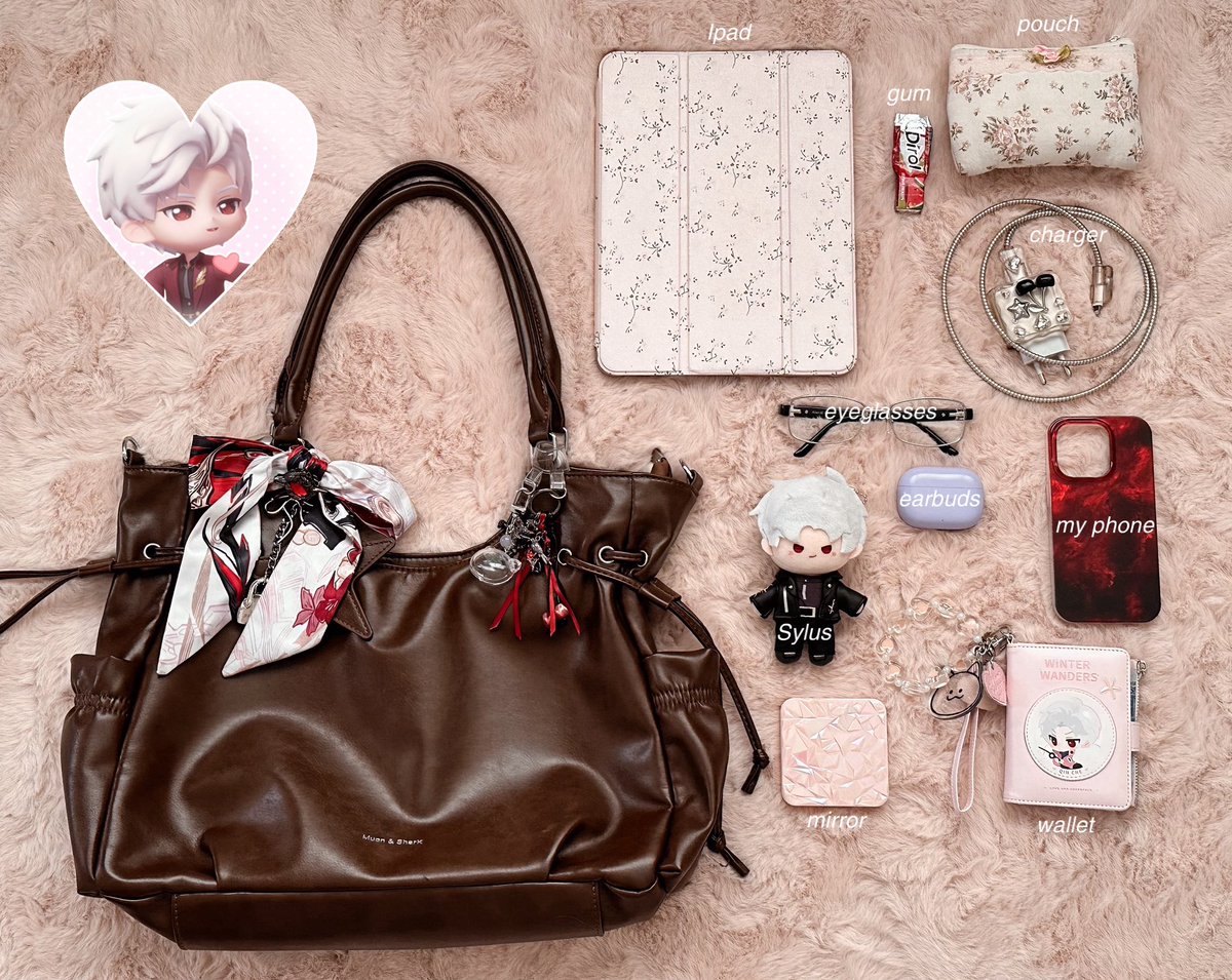 danaeryya's tweet photo. what’s in my bag?  𑣲.
(guess my fav color lol😋would love to see your version💕) https://t.co/w8vWDAPpLY