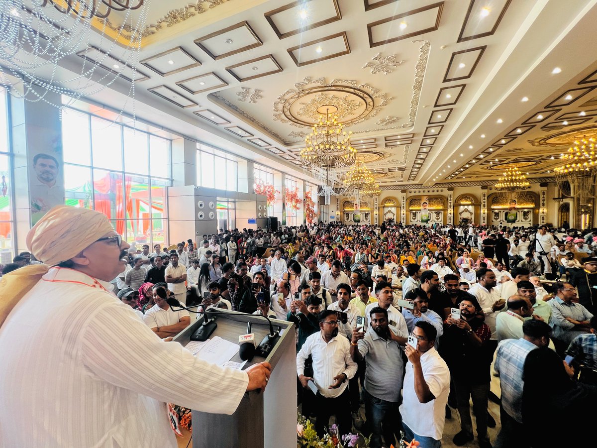 SanjaySDutt's tweet photo. फरीदाबाद की धरती से आज कांग्रेस ने हुंकार भरी — जनता के अधिकारों, लोकतंत्र और संविधान पर कोई चोट हुई तो कांग्रेस का हर कार्यकर्ता सड़क से सदन तक संघर्ष करेगा।

आज फरीदाबाद में ब्लॉक कांग्रेस सम्मेलन को संबोधित किया। मैंने कार्यकर्ताओं से स्पष्ट कहा कि कांग्रेस संगठन अब केवल बैठकों और कागज़ों तक सीमित नहीं रहेगा। हर बूथ पर मजबूत संगठन, हर गांव-वार्ड में जनसंपर्क और हर जनसमस्या पर कांग्रेस की सक्रिय मौजूदगी सुनिश्चित करनी होगी। विशेष गहन पुनरीक्षण (एसआईआर) के दौरान कोई भी पात्र मतदाता अपने अधिकार से वंचित न रहे, इसके लिए कांग्रेस कार्यकर्ता घर-घर पहुंचकर लोगों की सहायता करें।

हरियाणा की जनता बेरोजगारी, महंगाई, किसानों की समस्याओं, युवाओं के भविष्य, महिलाओं की सुरक्षा और कर्मचारियों के अधिकारों से जुड़े सवालों के जवाब मांग रही है। इन मुद्दों को जनता की आवाज़ बनाना और भाजपा सरकार की जनविरोधी नीतियों के खिलाफ संघर्ष को बूथ स्तर तक ले जाना हमारी जिम्मेदारी है।

हरियाणा प्रदेश कांग्रेस अध्यक्ष श्री @raonarenderinc ने कार्यकर्ताओं से संगठन को और अधिक मजबूत बनाने, आपसी एकजुटता के साथ जनता के बीच लगातार सक्रिय रहने और कांग्रेस के संघर्ष को गांव-गांव एवं बूथ-बूथ तक पहुंचाने का आह्वान किया। उन्होंने कहा कि मजबूत संगठन ही जनता की आवाज़ को प्रभावी ढंग से उठाने की सबसे बड़ी ताकत है।

अखिल भारतीय कांग्रेस कमेटी के महासचिव श्री @rssurjewala ने अपने संबोधन में जनता से जुड़े मुद्दों पर कांग्रेस के संघर्ष को और धार देने तथा कार्यकर्ताओं को पूरी ऊर्जा के साथ मैदान में उतरने का संदेश दिया। उन्होंने संगठन को जमीनी स्तर पर मजबूत करने और हर वर्ग की आवाज़ को कांग्रेस के संघर्ष से जोड़ने पर जोर दिया।

इस अवसर पर श्री लक्ष्मण सिंहला, श्री सुमित गौड़, श्री नितिन सिंहला एवं ब्लॉक कांग्रेस अध्यक्ष श्रीमती खुशबू खान सहित बड़ी संख्या में कांग्रेस के नेता, पदाधिकारी और कार्यकर्ता उपस्थित रहे।

अब संकल्प स्पष्ट है —
हर बूथ मजबूत होगा, हर कार्यकर्ता सक्रिय होगा और हर जनसमस्या पर कांग्रेस का संघर्ष और तेज होगा।

@kharge @RahulGandhi
@priyankagandhi 
@kcvenugopalmp 

#हरियाणाकांग्रेस #फरीदाबाद #कांग्रेस #ब्लॉककांग्रेससम्मेलन