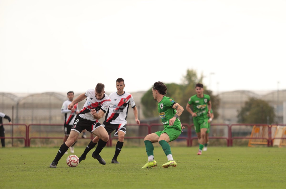 FCLaCalzada's tweet photo. ⏸️ 90’ | 1-0 | Final del partido.

No pudo ser esta vez. 

#VareaLaCalzada #TerceraRFEF https://t.co/8iZRY8RoT3
