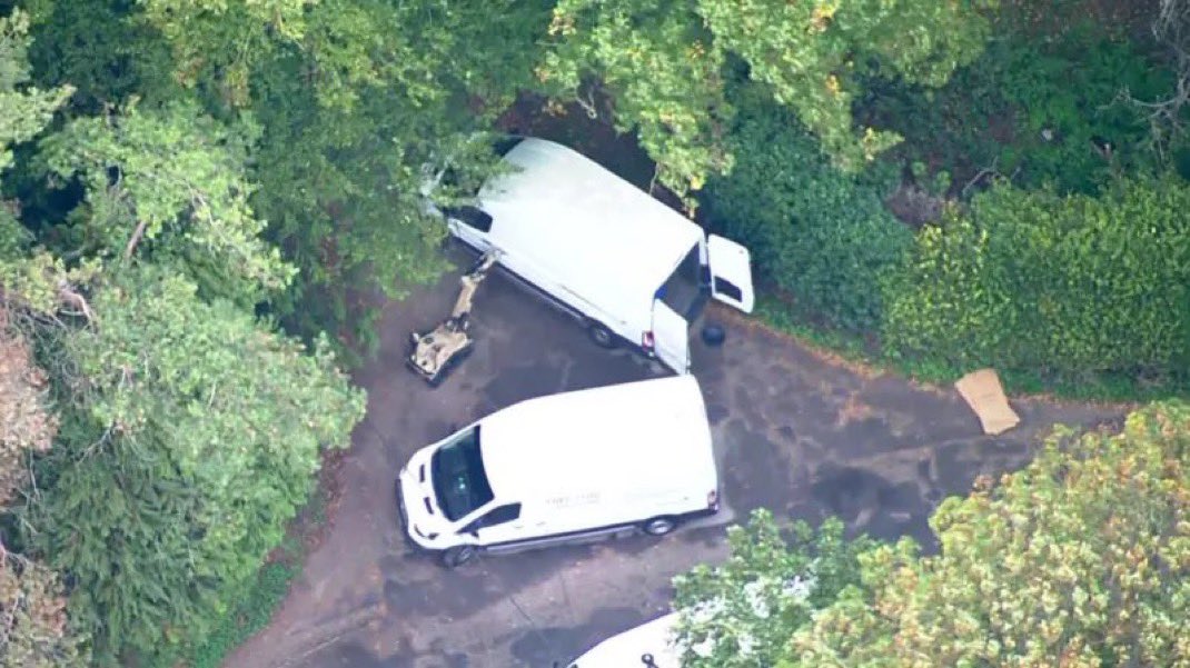 visegrad24's tweet photo. BREAKING:

Bomb disposal robots have started working on the three white vans used by the suspected terrorist cell that tried to attack RAF Fairford airbase in the UK.

U.S. B-52 and B-1B strategic bombers use the base to strike Iran. https://t.co/udkNdq3Mjq