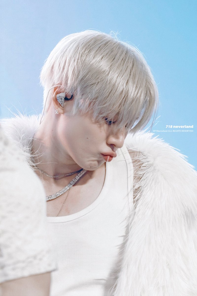 718neverland718's tweet photo. 260918 LiMiNaL day1📷

미안하긴 한데ㅋㅋㅋ 우리 고양이 털 뱉는 것도 너무 귀여워🪶🤭

#태민 #TAEMIN #テミン #泰民 https://t.co/cykpstF4zz