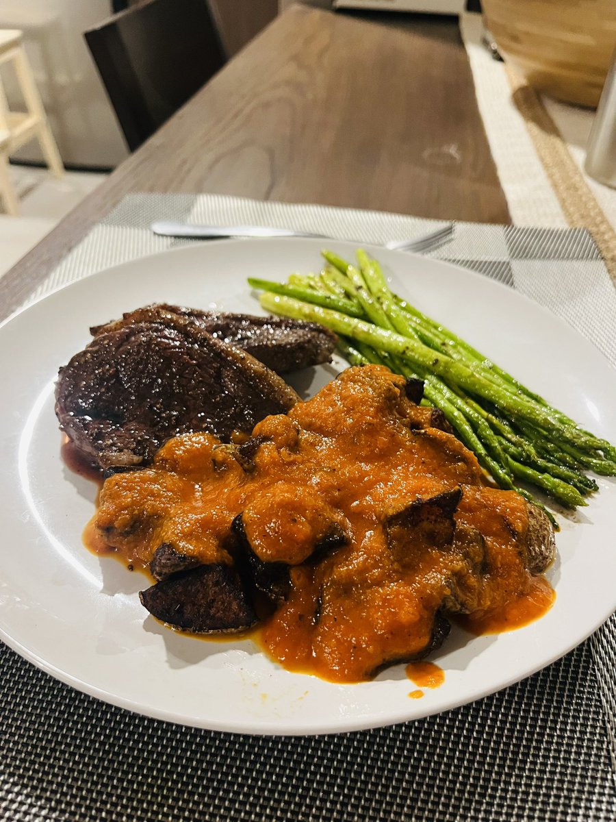 drleighannjones's tweet photo. Decided to treat myself tonight:
Picanha, asparagus and patatas bravas (with red wine of course ❤️)
The cats approved 😂
#catsoffacebook #foodlover #sundayvibes #homecooking https://t.co/VZ8yylH5KN